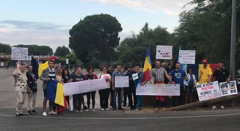 Românii din Spania o primesc pe Viorica Dăncilă cu pancarte și mesaje împotriva penalilor. „Corupţii, hoţii şi condamnaţii penal nu ne reprezintă”