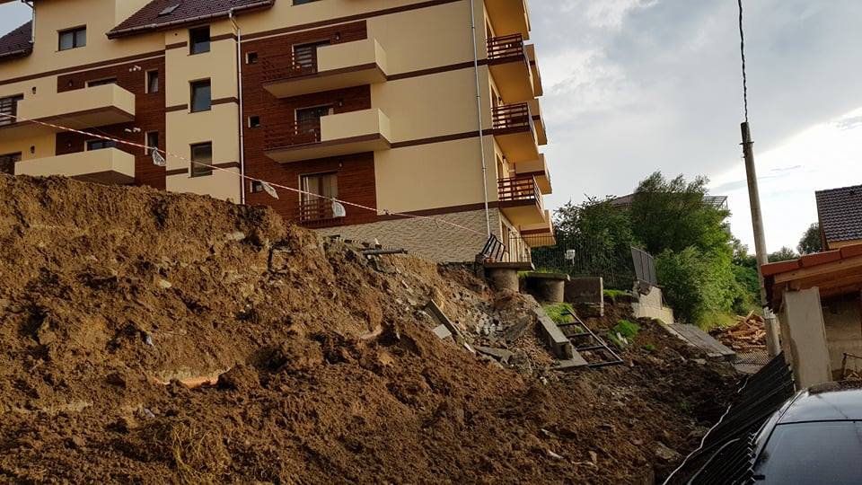 Alunecare de teren în Sibiu. Locatarii unui bloc au fost mutați, după ce pământul a luat-o la vale