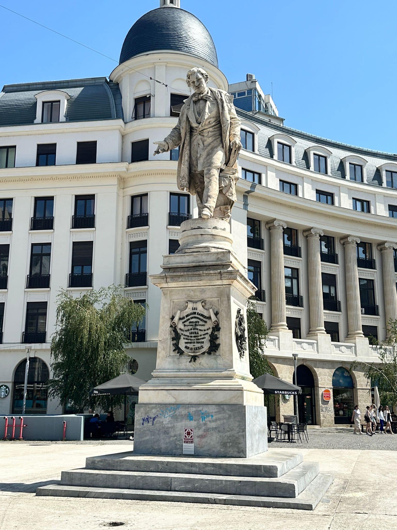 Statuile din Piața Universității din București au fost curățate de graffiti