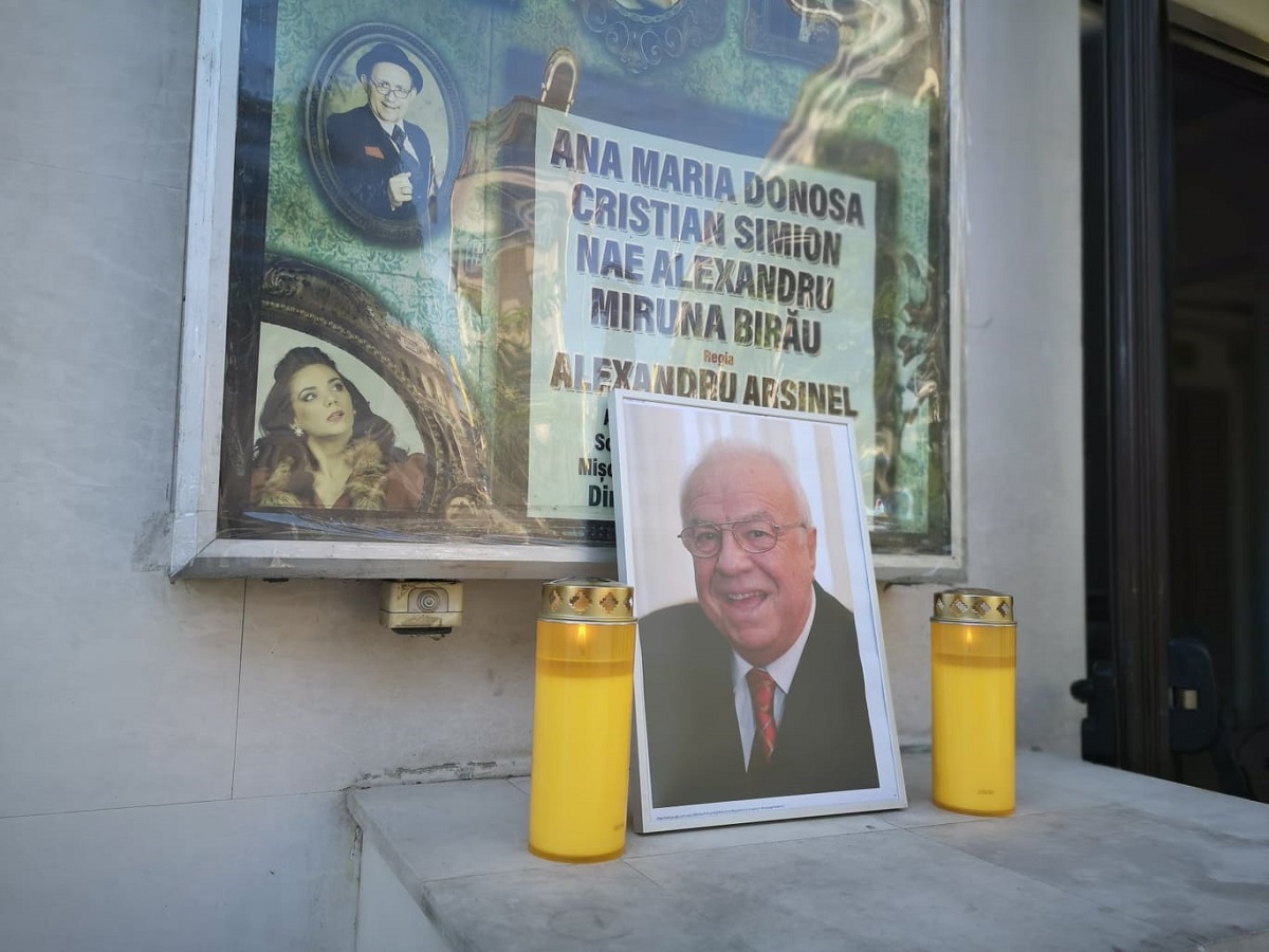 Sicriul cu trupul neînsuflețit al lui Alexandru Arșinel, depus la Teatrul de Revistă „Constantin Tănase”. Actorul va fi înmormântat duminică