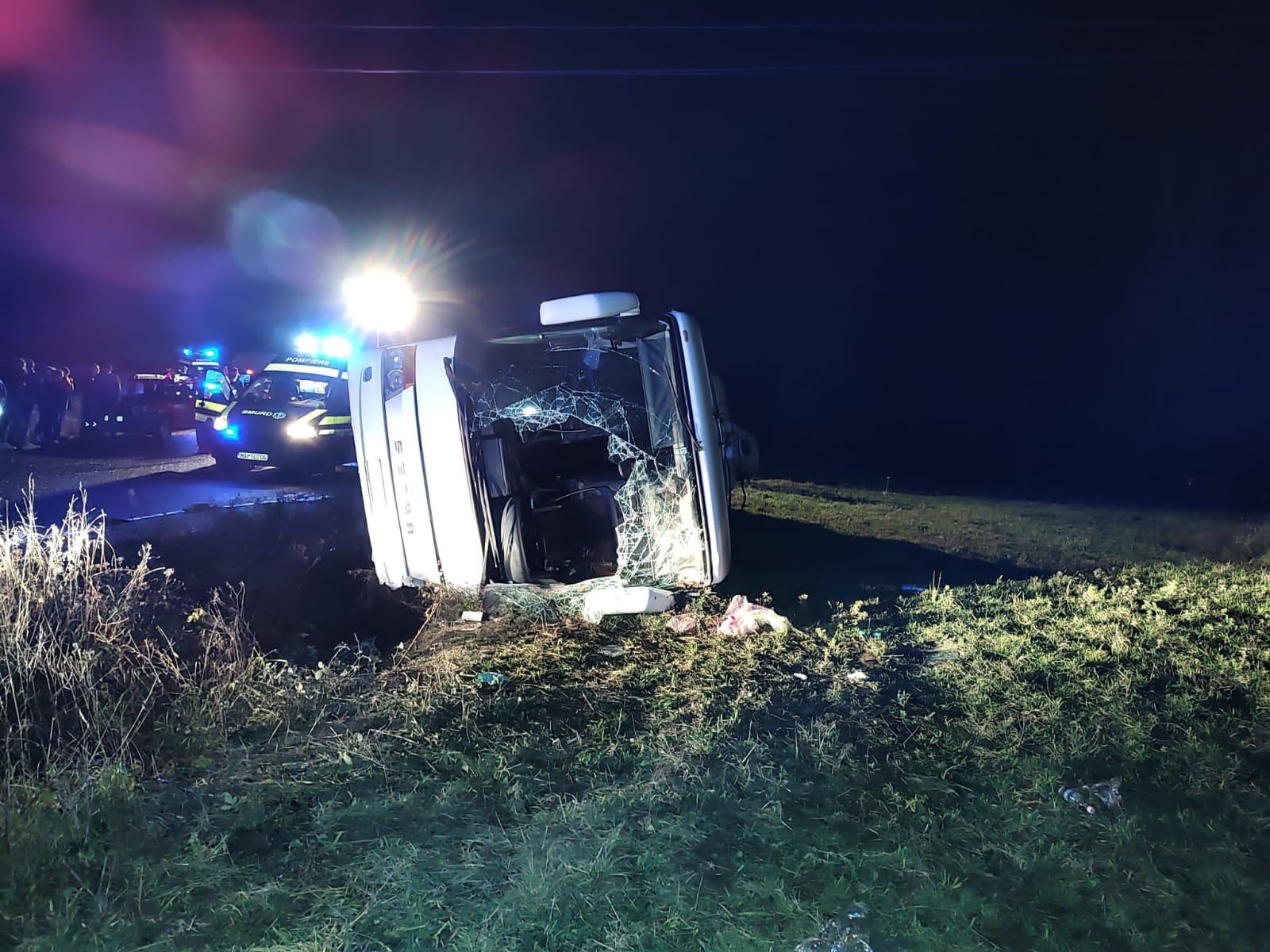 Un autocar cu 33 de pasageri s-a răsturnat în Arad și a ajuns în șanț. Sunt opt persoane rănite