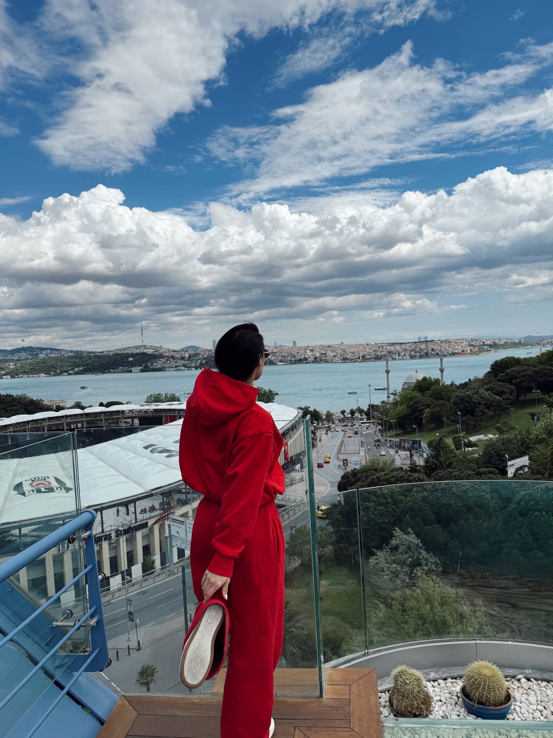 Cum au apărut Adelina Pestrițu și Ioana, soția lui Gabi Tamaș, la concertul lui Kanye West din Istanbul. Au stat doar 48 de ore în Turcia