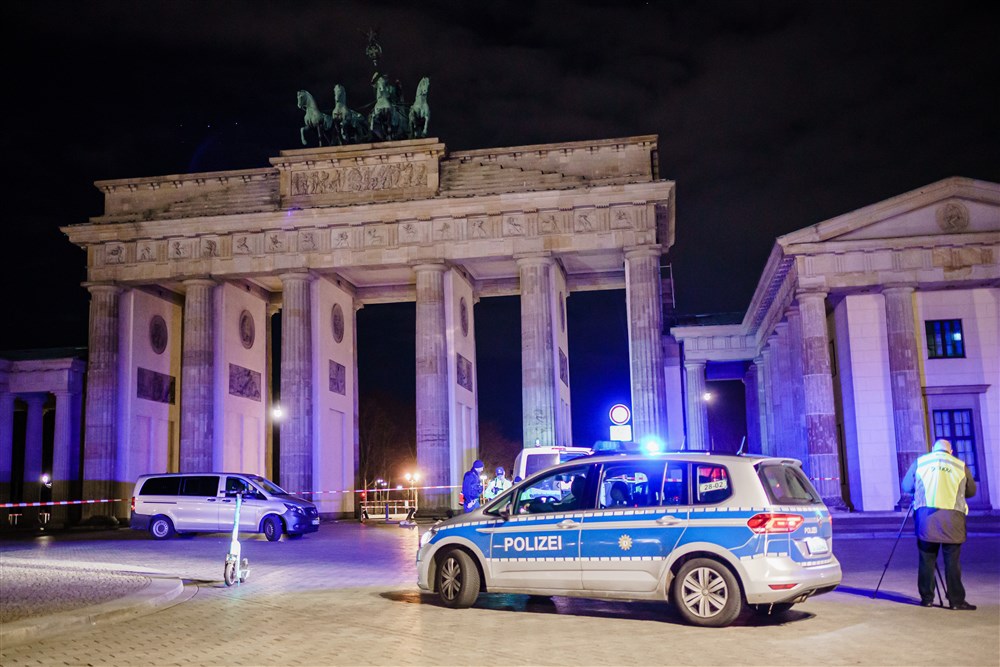O maşină a intrat în Poarta Brandenburg din Berlin. Șoferul a murit