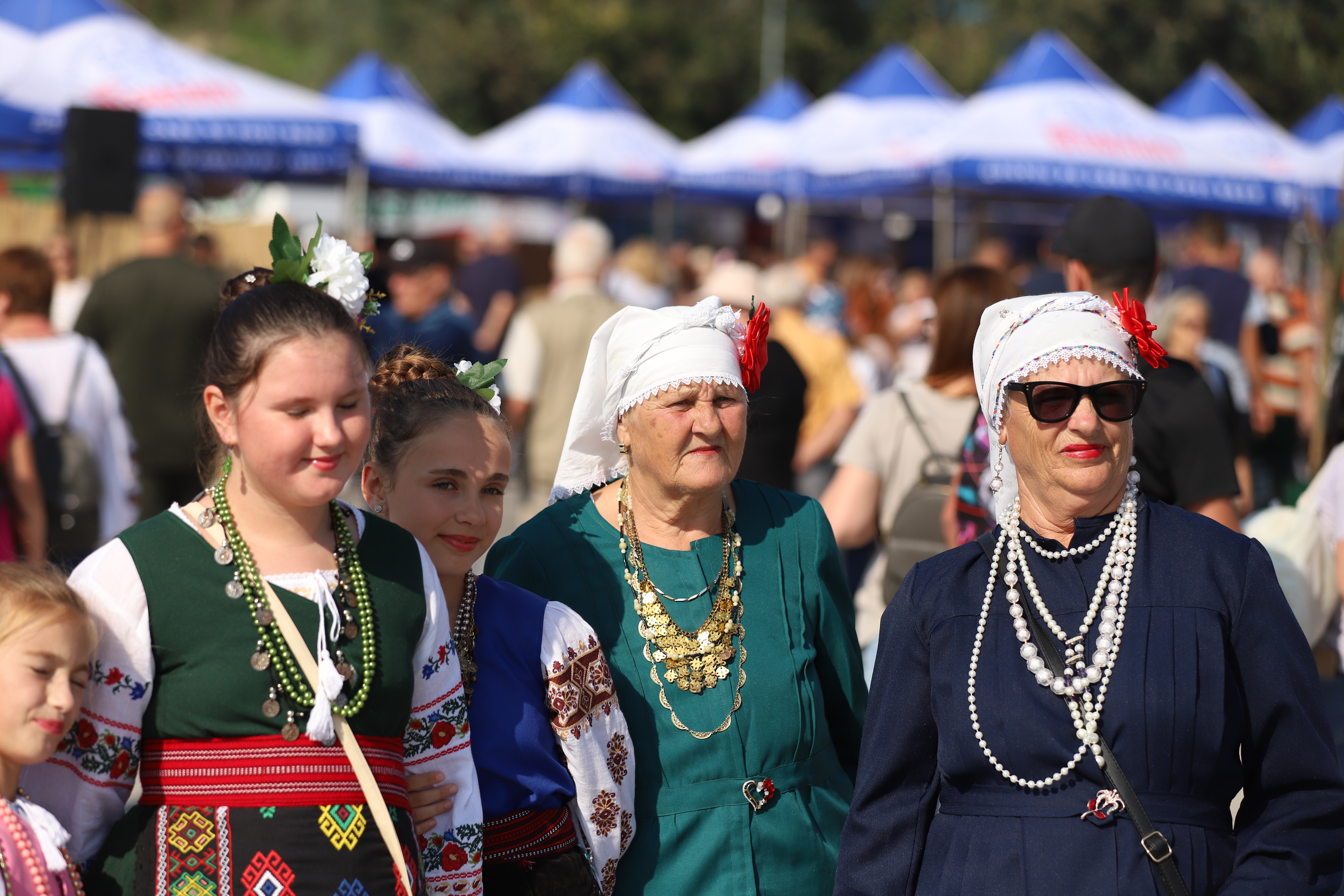 Secrete culinare de la Festivalul Borșului Lipovenesc din Jurilovca. Fără morcov, dar cu ardei și țicore de baltă: „Adevăratul gust îl dau oasele!” | FOTO REPORTAJ