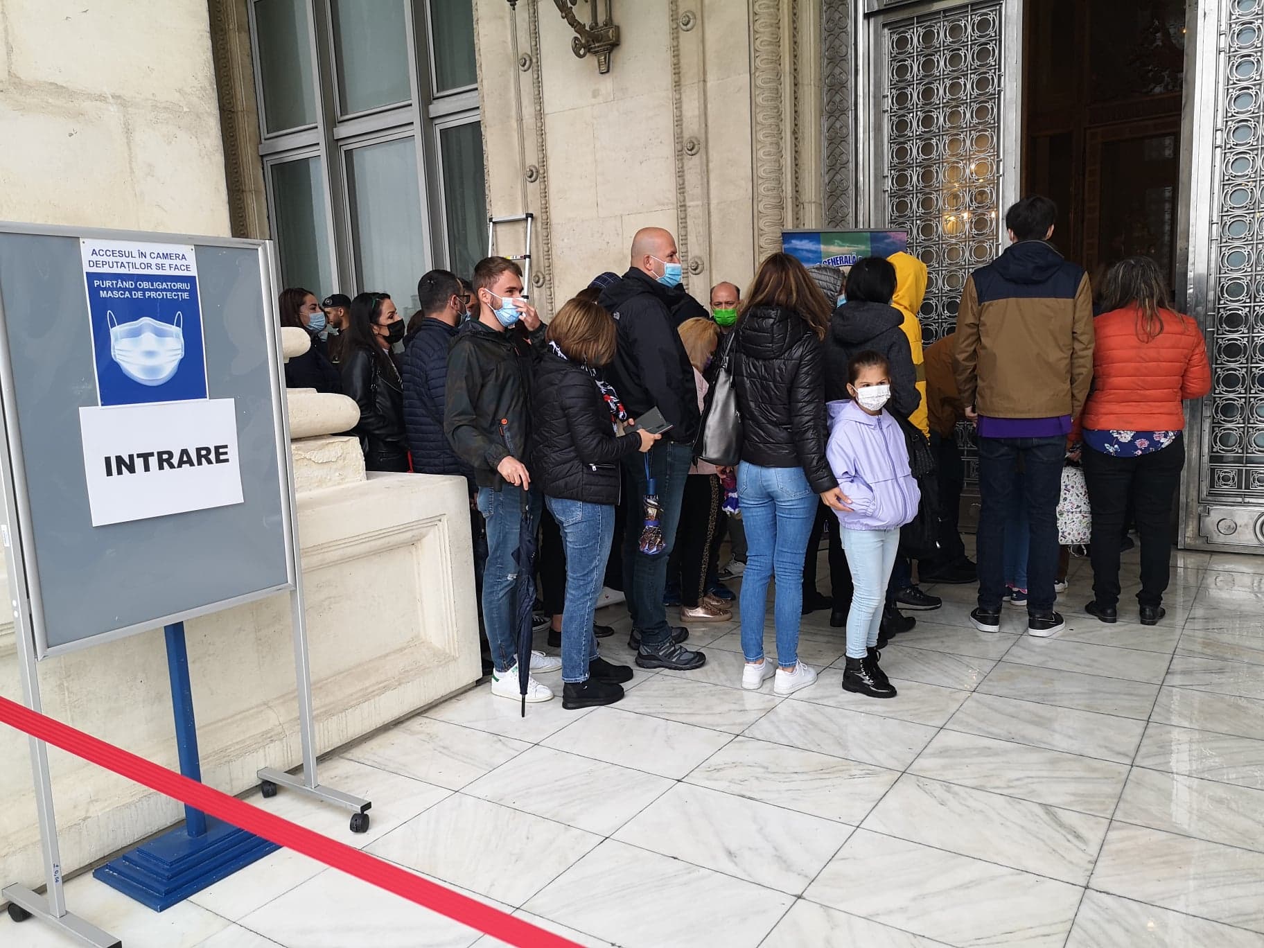 Cozi la Palatul Parlamentului, care poate fi vizitat gratuit astăzi, de Ziua Copilului