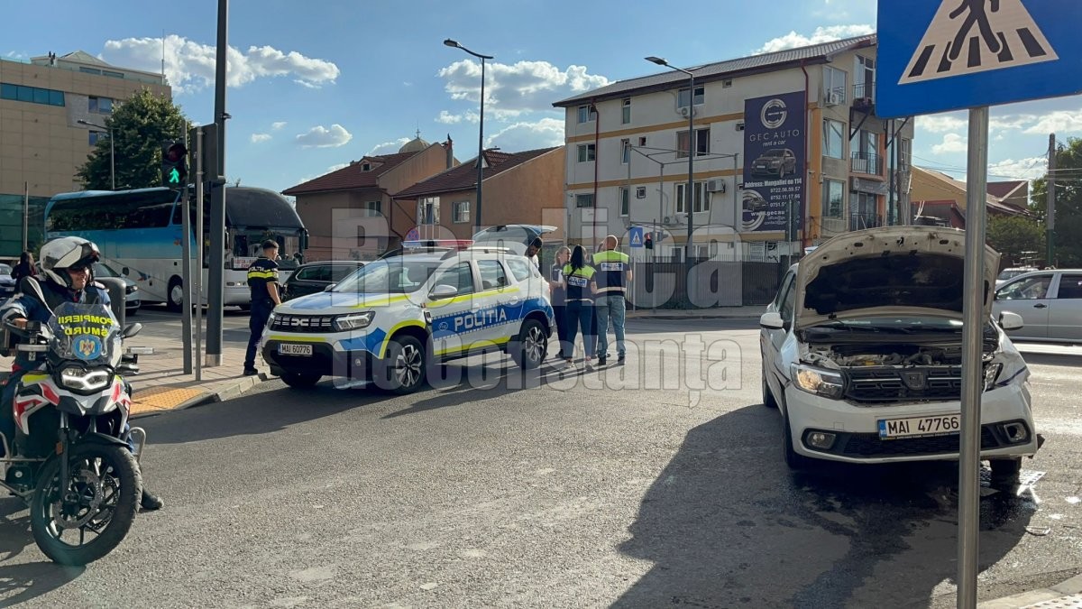 O mașină de poliţie aflată în misiune, implicată într-un accident rutier în Constanța. Un polițist a fost rănit