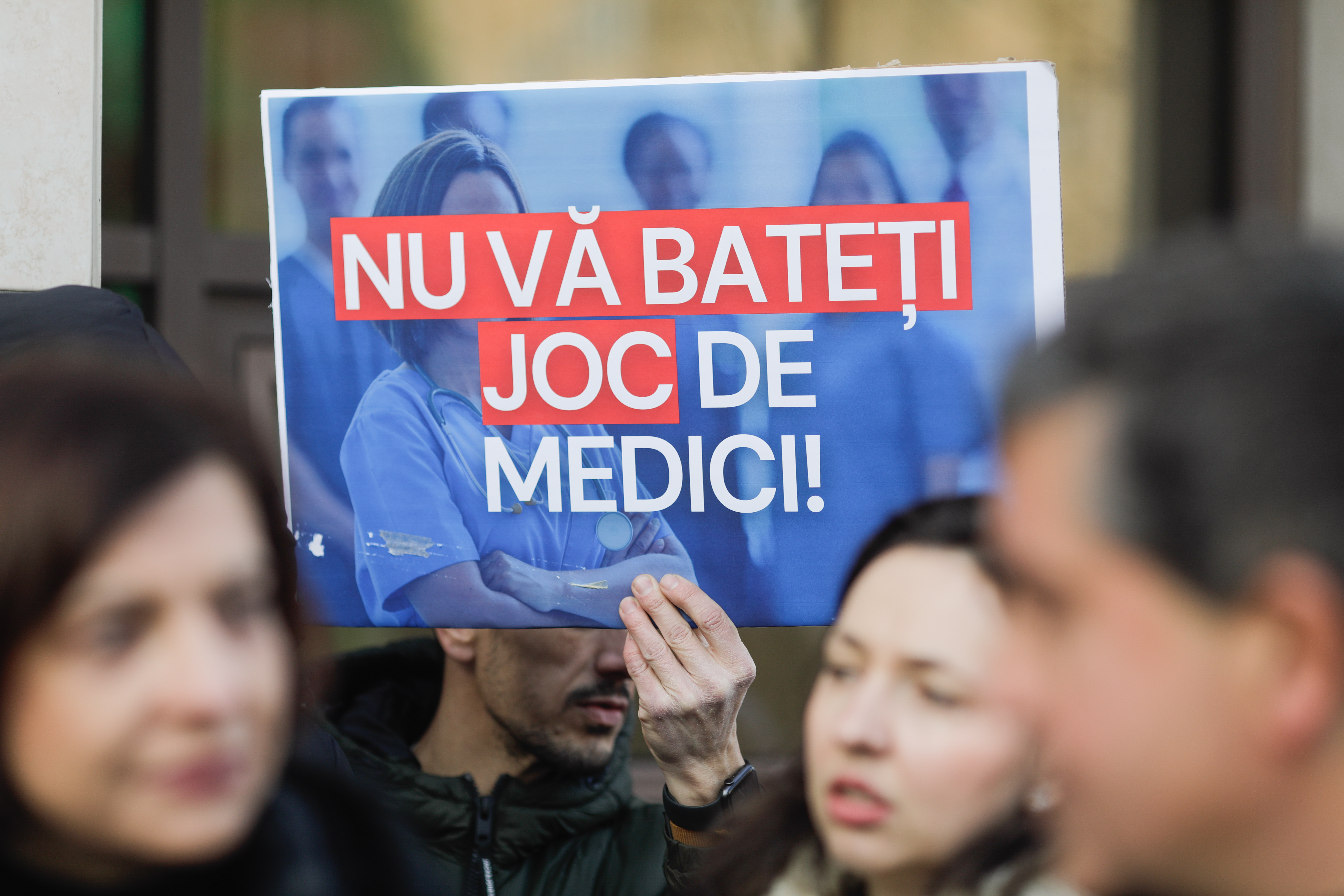 Protest al medicilor de familie, în faţa Casei Naţionale de Asigurări de Sănătate: „Ciolacu, lasă-ne să consultăm, nu vrem să ne reprofilăm”