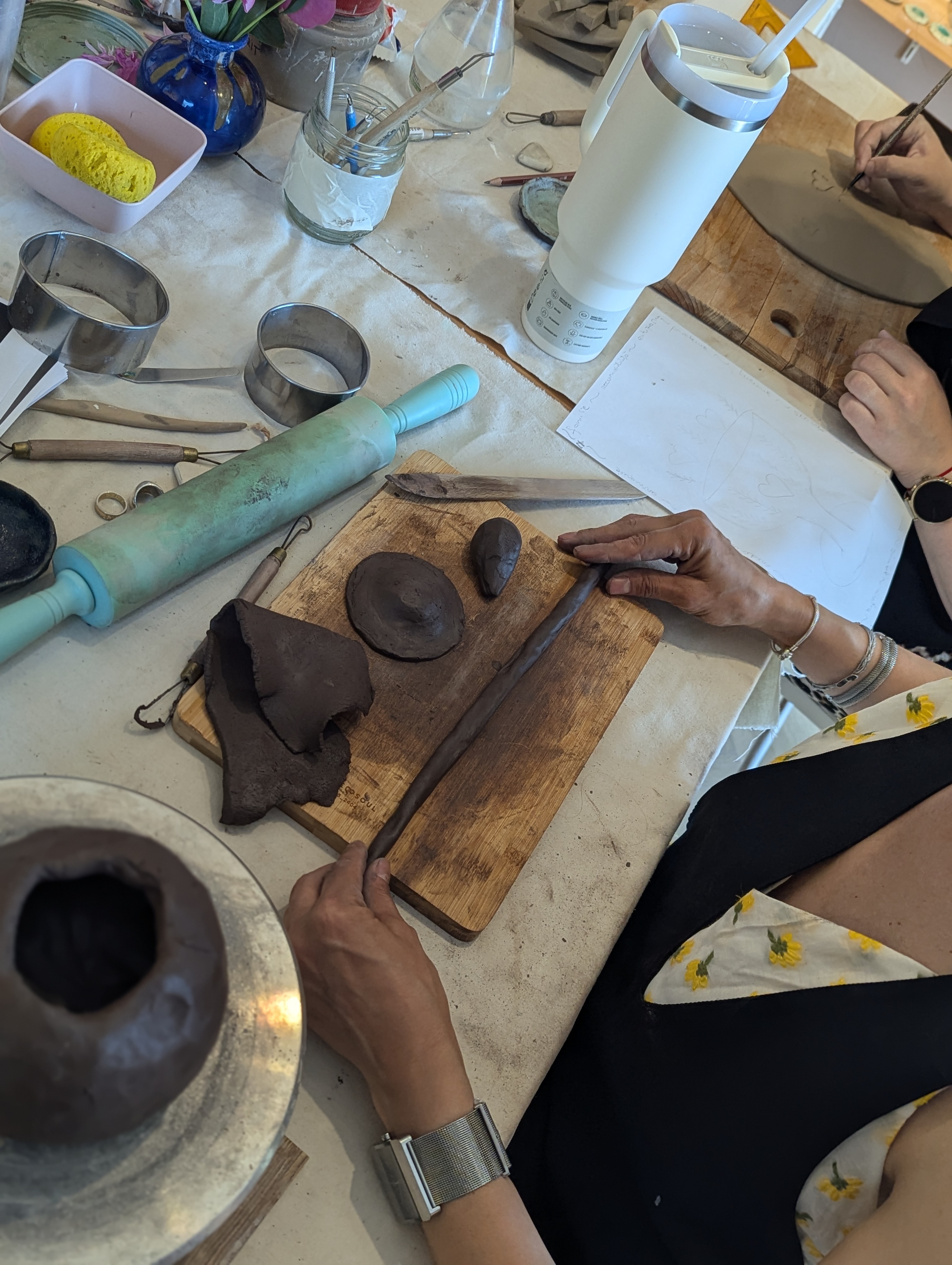 O artistă plastică din Iași avertizează: ce pierdem când scoatem arta din educație. „Copiii sunt oglinzi, ei reflectă atât cât le arăți sau le dai”