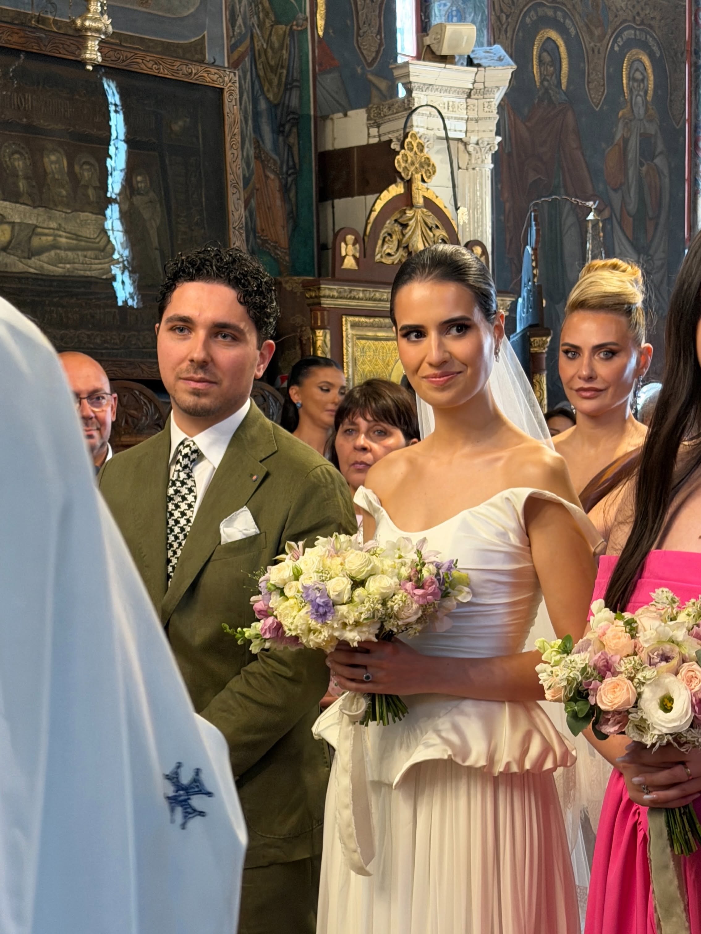 Cum a apărut Adina Buzatu la nunta fiicei sale, Sara. Andreea Marin a reacționat imediat