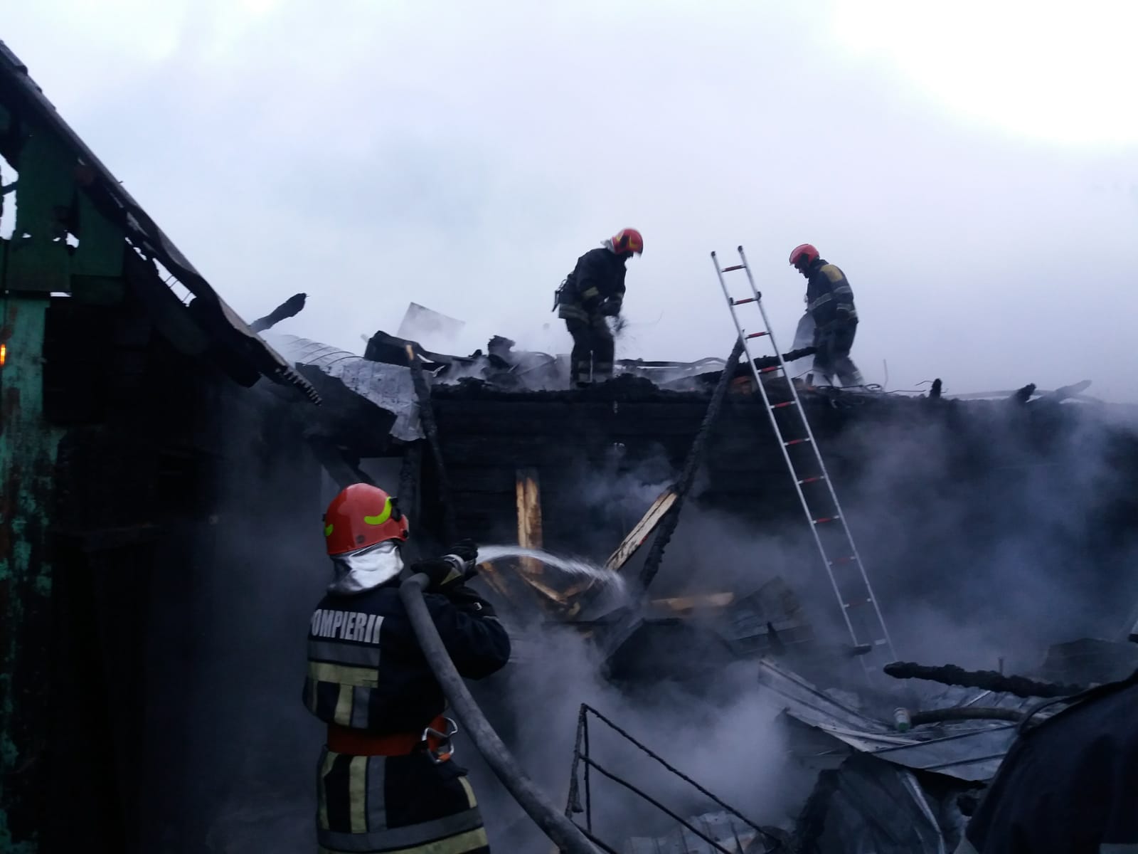 FOTO/ Incendiu de proporții. Două case dintr-o localitate suceveană au ars din temelii