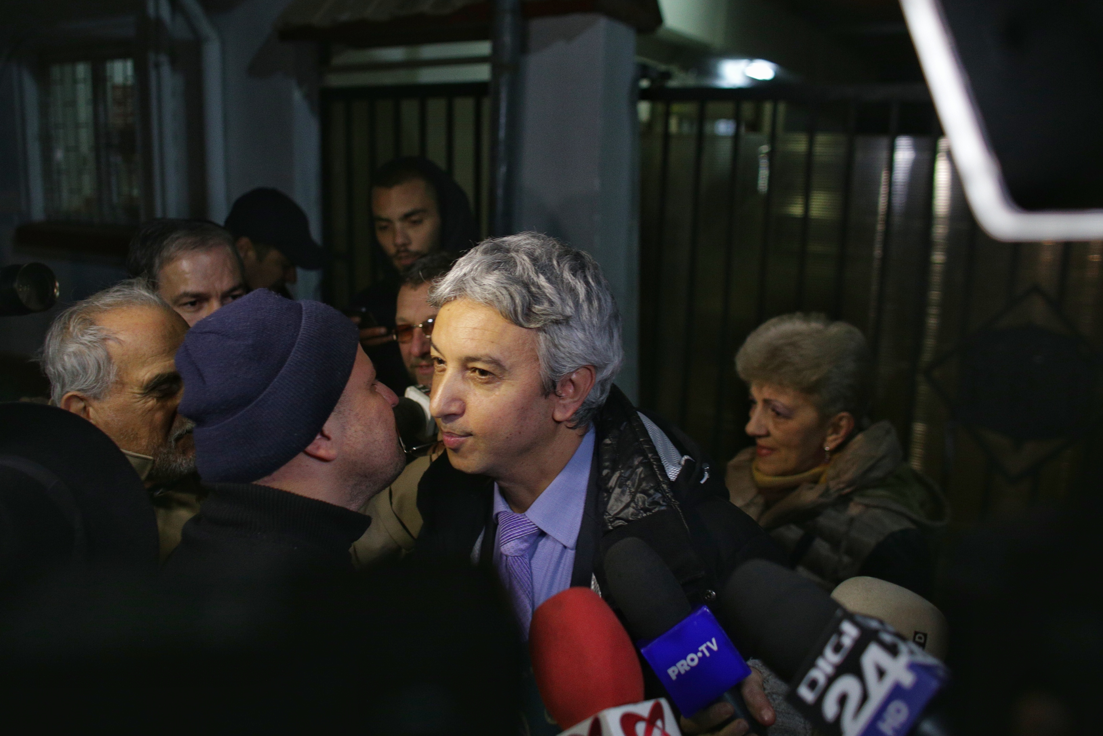 VIDEO&FOTO / Primele imagini cu Dan Diaconescu, la ieșirea de la Jilava