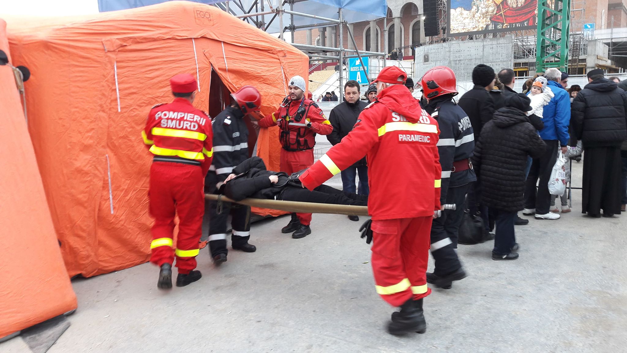 Cel puțin 83 de enoriași au avut nevoie de îngrijiri medicale la sfințirea Catedralei Mântuirii Neamului. Cei mai mulți au leșinat