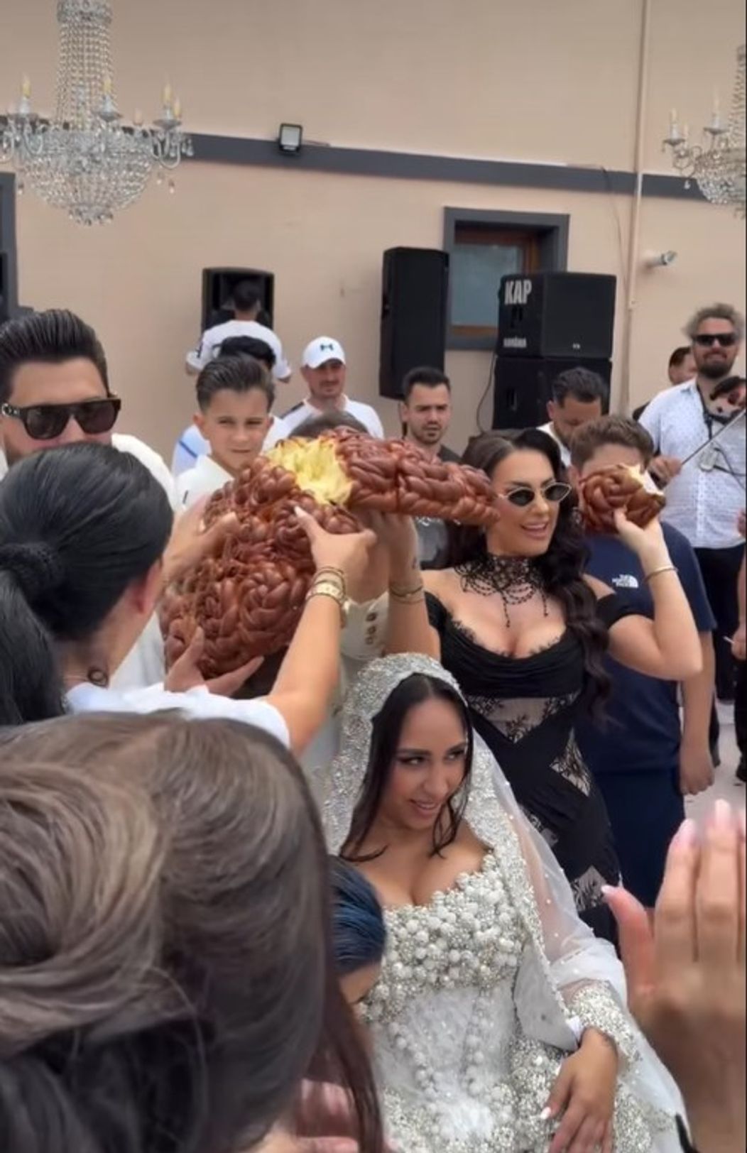 Cum a apărut Betty Salam la nunta fratelui său, Dani. Ținuta ei a atras toate privirile