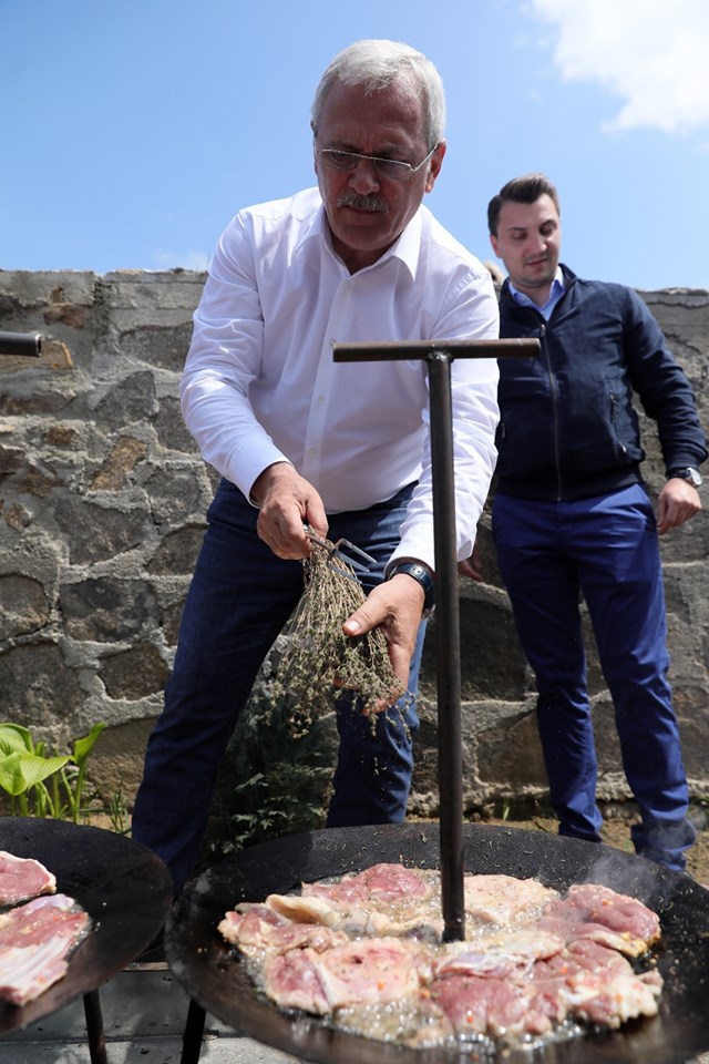 FOTO | Dragnea a făcut friptură şi bulz cu oierii din Poiana Sibiului. Liderul PSD va apărea din nou la Viața Satului!