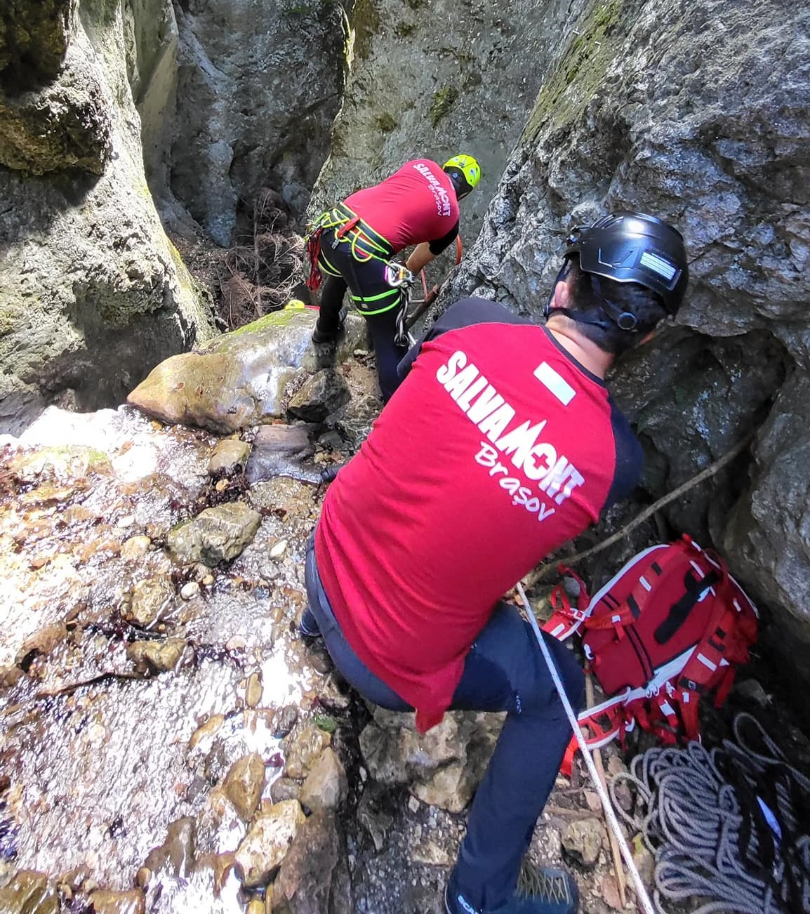 Turist accidentat grav după ce a căzut de la peste 10 metri pe scările din canionul Tamina