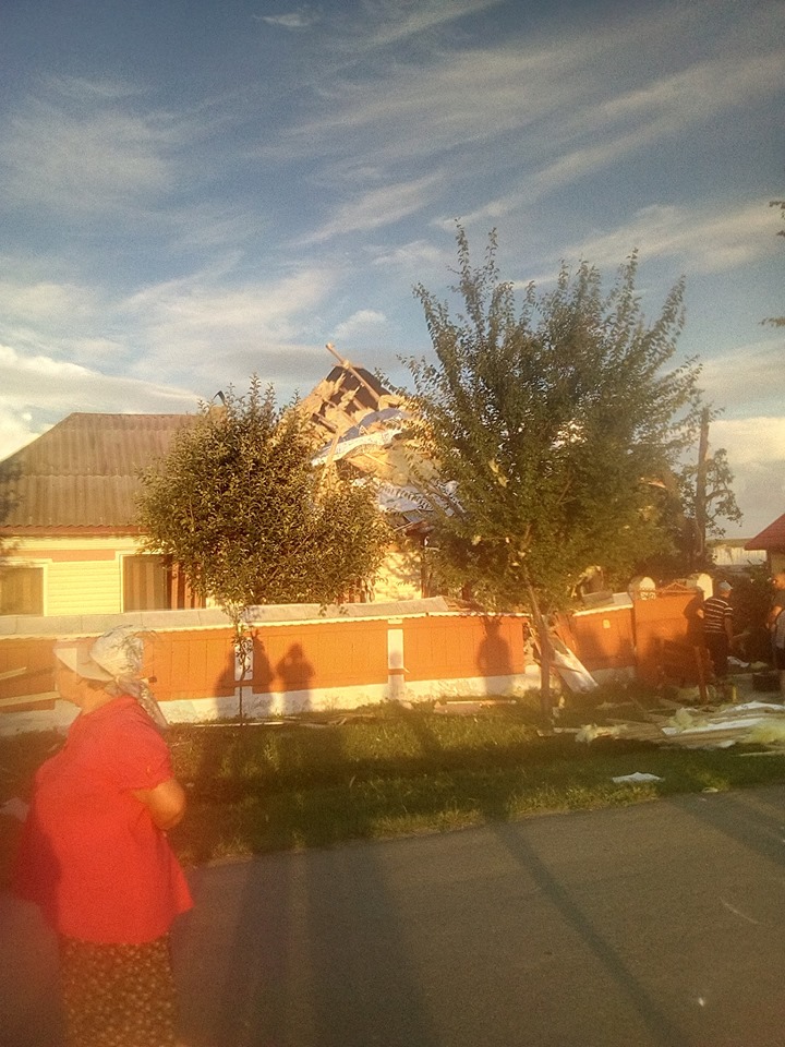 O tornadă a făcut prăpăd în comuna Mirosloveşti din Iași. Cel puțin două persoane au fost rănite și mai multe  case au fost distruse / FOTO