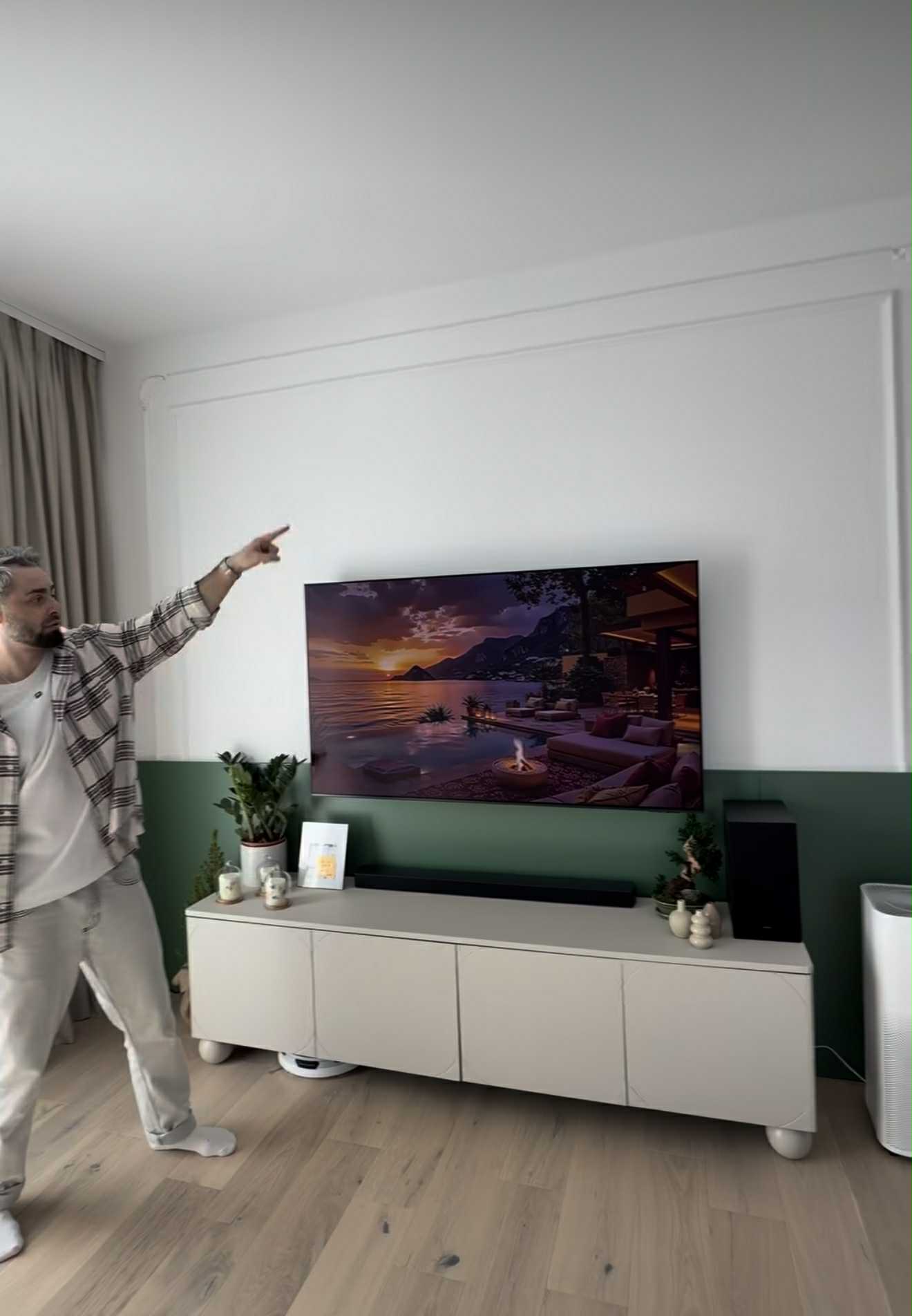 Imagini din apartamentul de lux în care locuiește Radu Bucălae cu soția. Mobila e făcută la comandă, la sfatul designerilor de interior