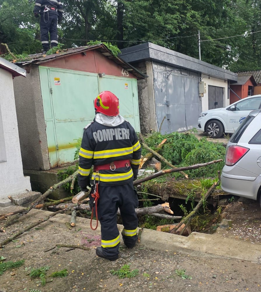Dezastrul lăsat în urmă de furtunile de cod roșu și cod portocaliu din România: un bărbat a murit și zeci de străzi au fost blocate de copaci