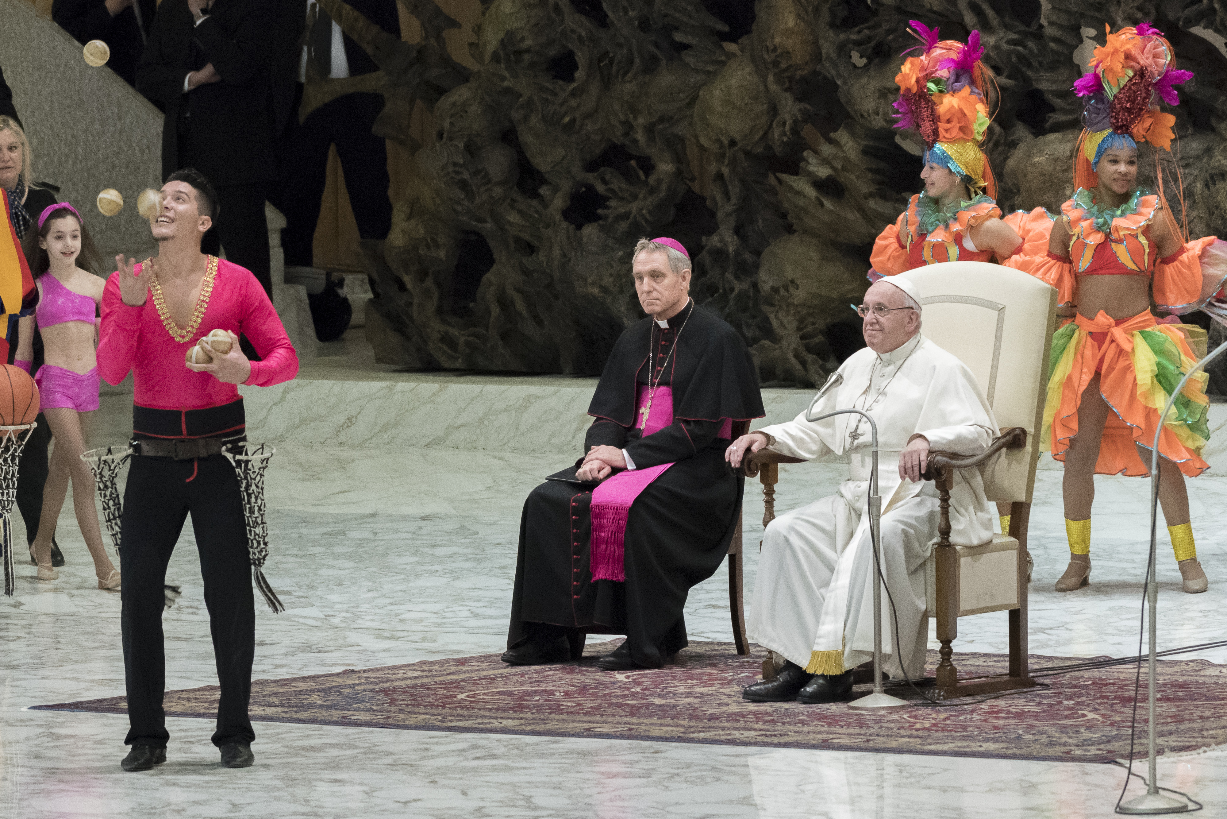 FOTO | Imagini inedite cu Papa Francisc. Suveranul Pontif a fost vizitat de artiști de circ