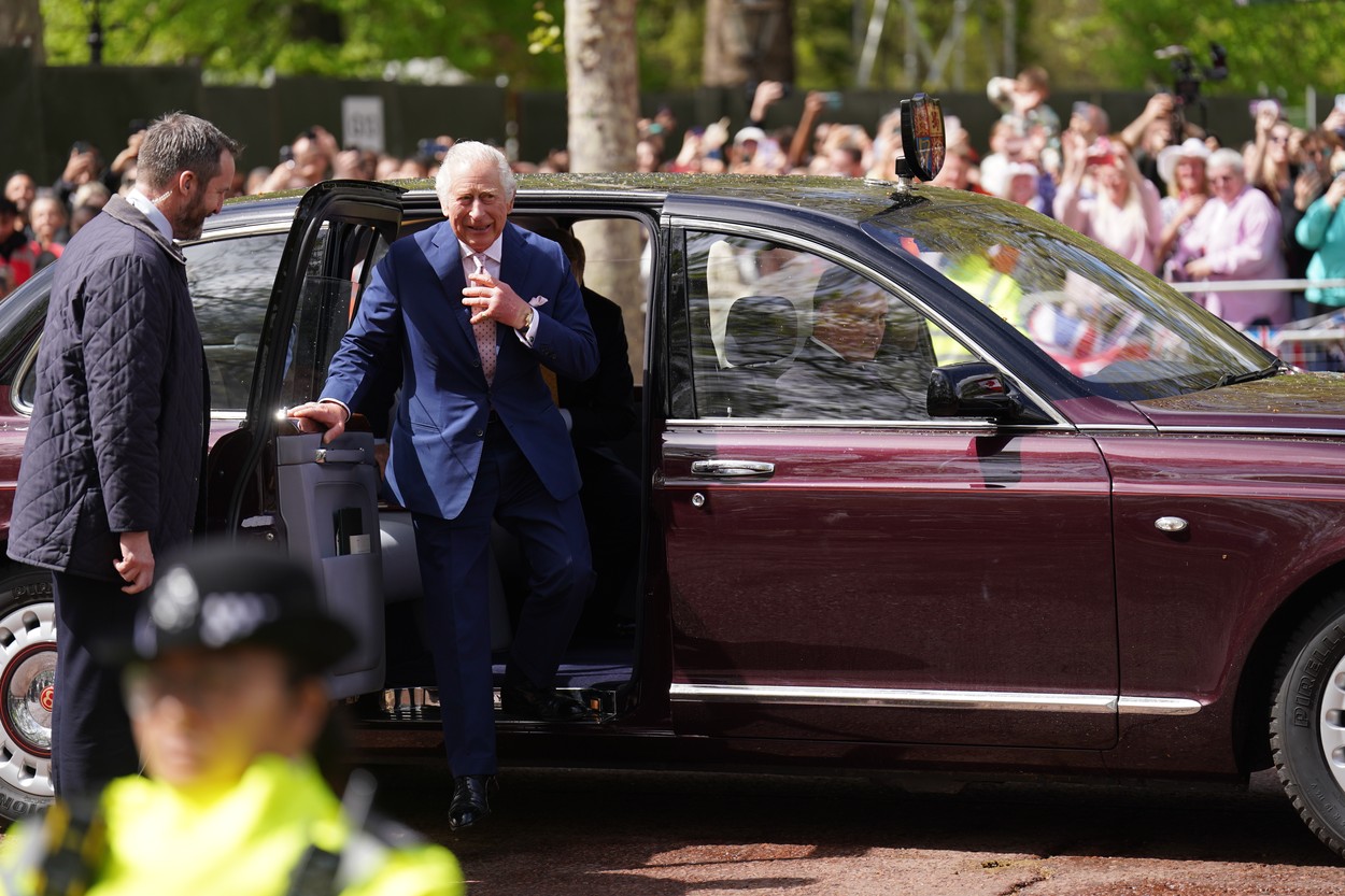 Regele Charles, baie de mulțime cu o zi înainte de încoronare. Prințul William și Kate au participat și ei