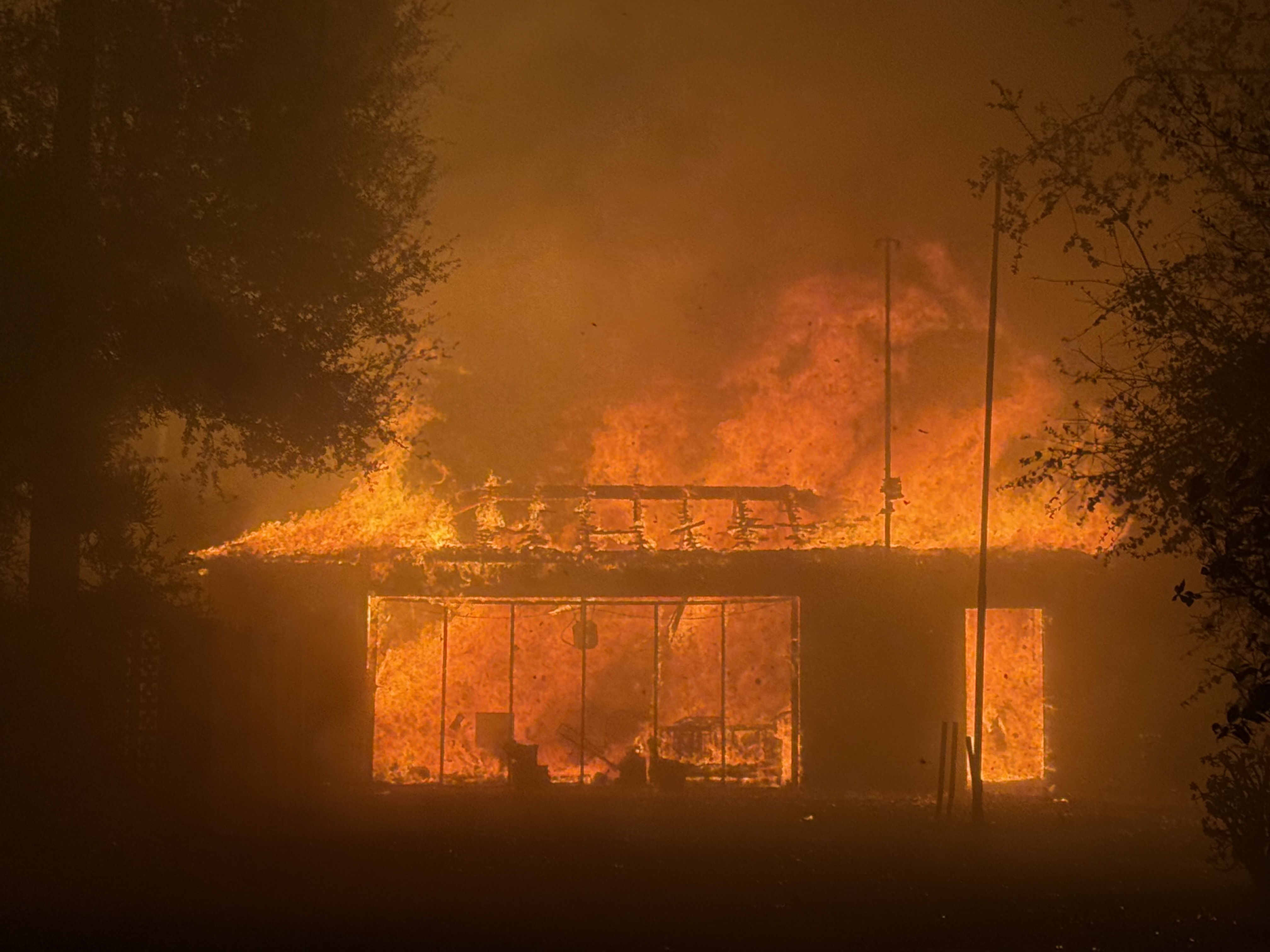 Cel puțin 10 oameni au murit în incendiile de proporții din Los Angeles: „E ca şi cum o bombă atomică ar fi fost aruncată”