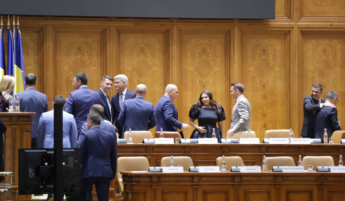 Toate cele patru moțiuni de cenzură depuse împotriva Guvernului Bolojan au fost respinse în Parlament. Ce urmează