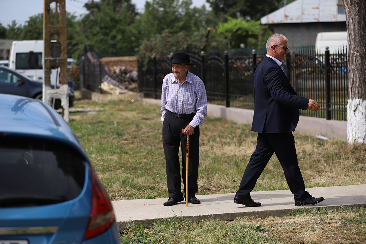 REPORTAJ Alegeri 2024 | Poliție, jandarmi și o bunică speriată de propria nepoată la Belciugatele: „M-a făcut în tot felul că am urcat în mașina primarului!”