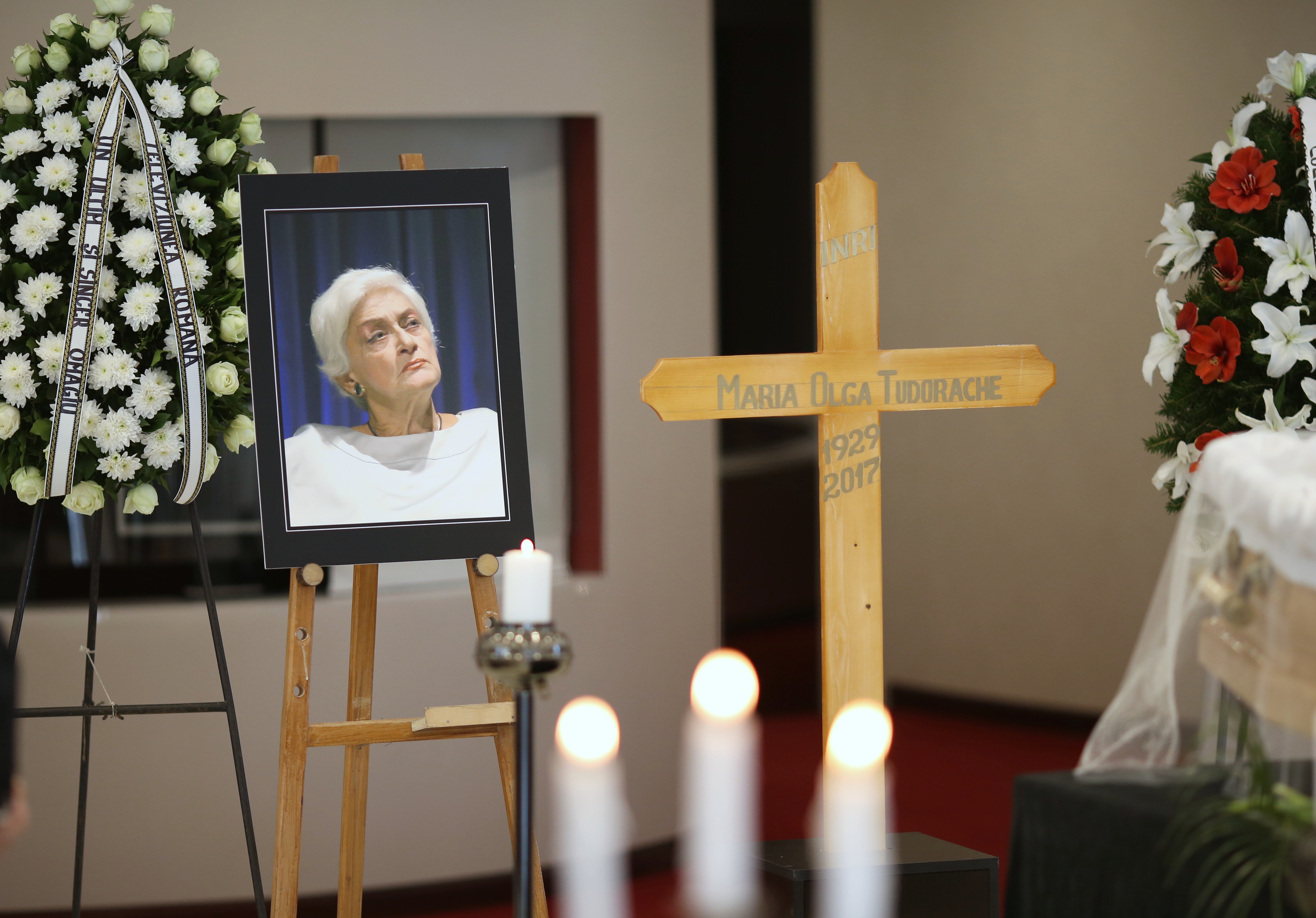FOTO EXCLUSIV/ Trupul neînsuflețit al Olgăi Tudorache, depus la biserica Kretzulescu din Capitală. Imagine emoționantă cu fiul actriței