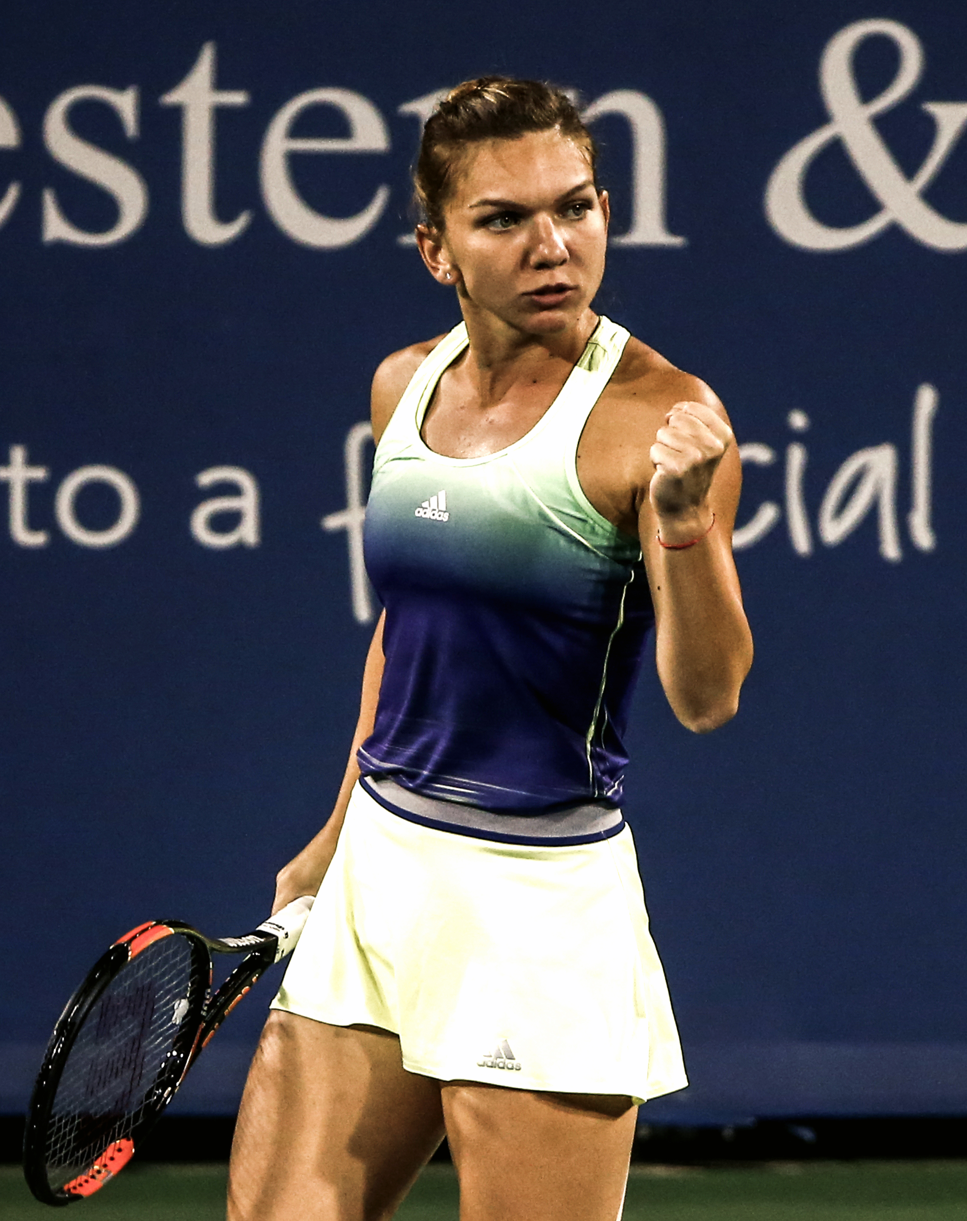 Halep - Williams, finala de superclasă de la Cincinnati: 3-6, 6-7 (5). ^Românca a jucat ca niciodată, a pierdut ca-ntotdeauna! Williams, care a înjurat când nu-i mergea jocul, a servit la 15 ași și a cucerit trofeul 69!