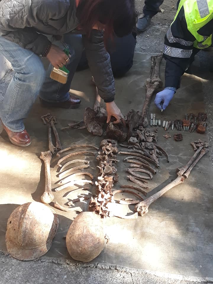 Ce au găsit doi căutători de vestigii istorice într-o pădure din Vrancea. Au anunțat imediat Poliția