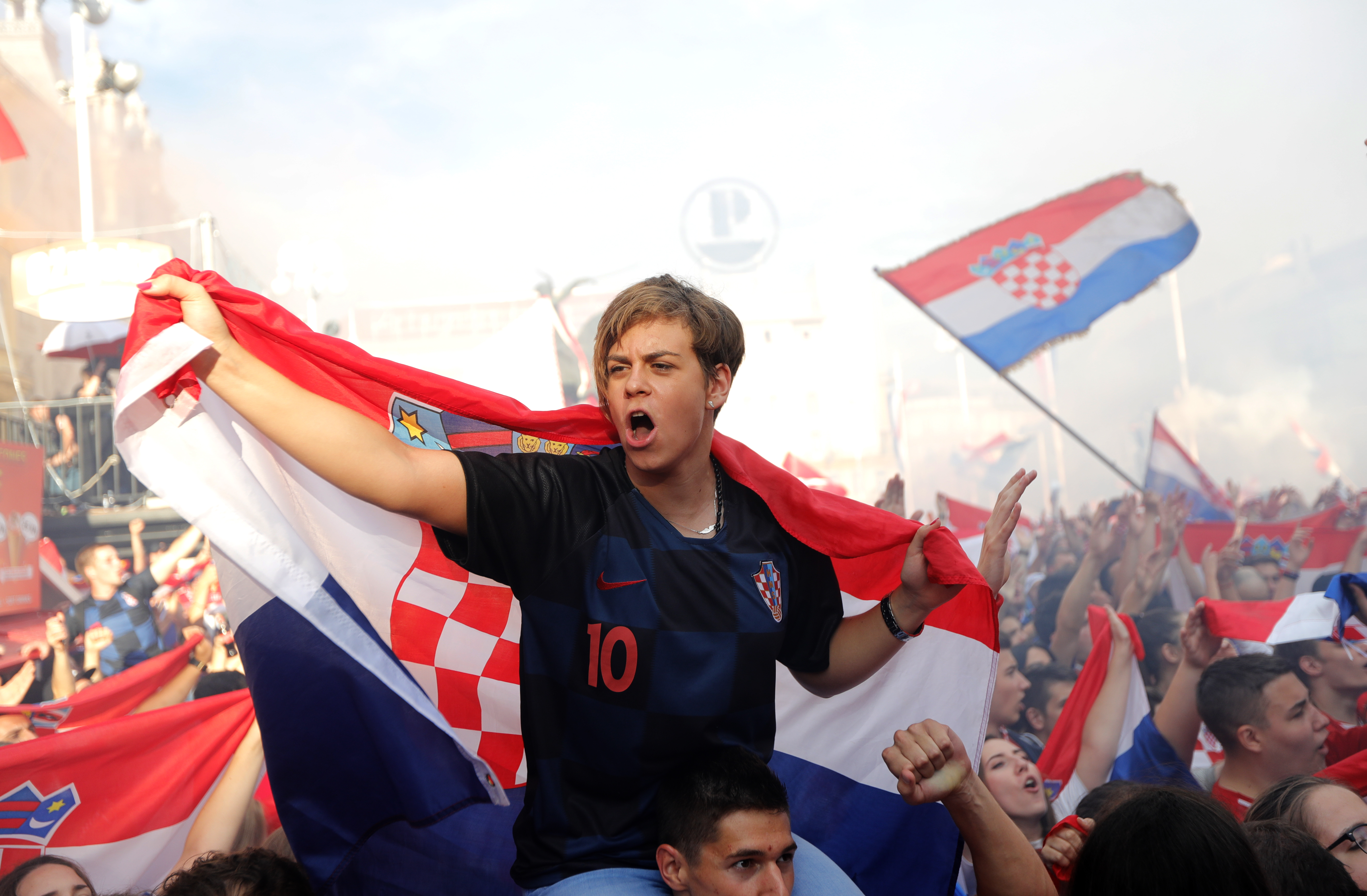 FOTO /  Cum au reacționat fanii croați, după ce Franța a câștigat Cupa Mondială. Imagini din Zagreb