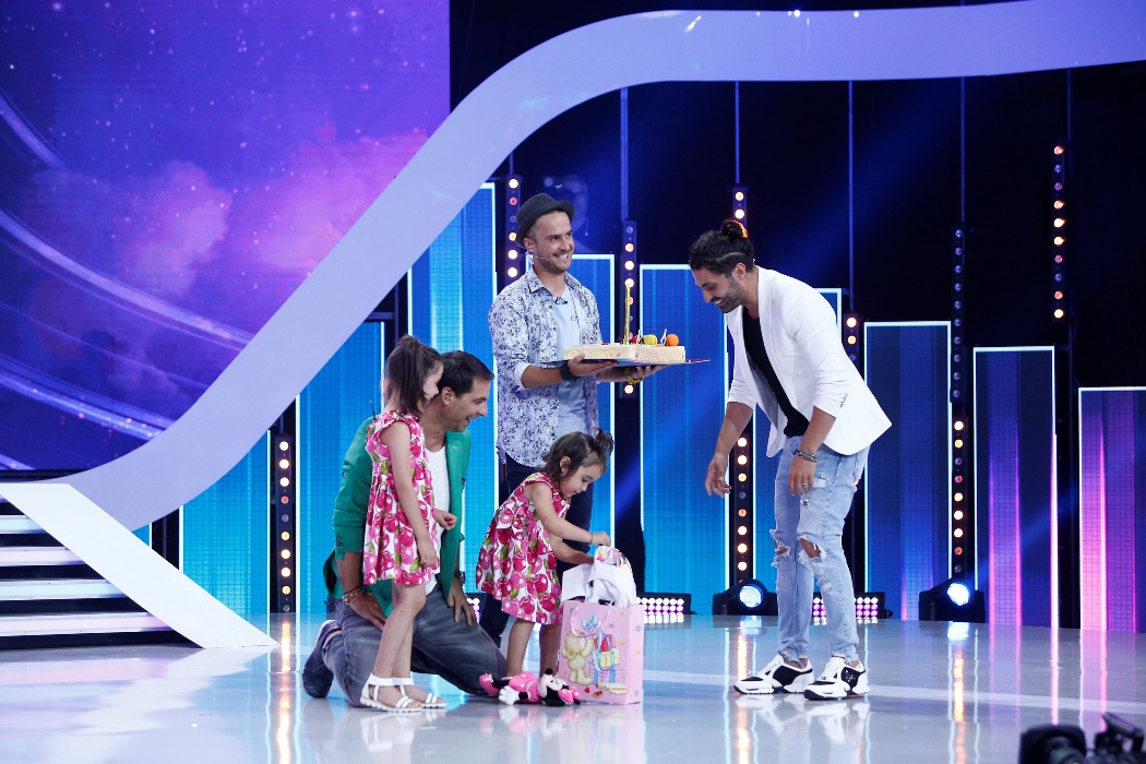 Pepe, sărbătorit pe platourile de filmare, la “Next Star”.  Maria și Rosa i-au făcut o surpriză tatălui lor, la aniversarea zilei de naștere | FOTO