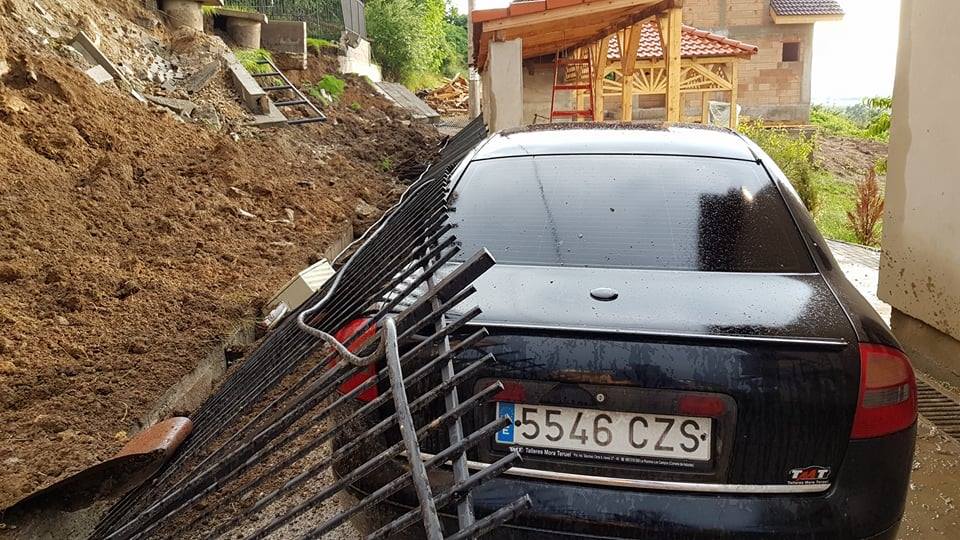 Alunecare de teren în Sibiu. Locatarii unui bloc au fost mutați, după ce pământul a luat-o la vale