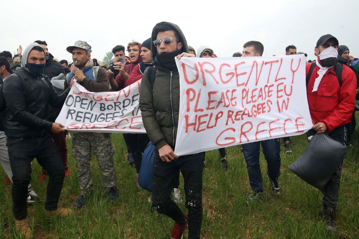 FOTO | Violențe în taberele de imigranți din nordul Greciei! Poliția a intervenit pentru a-i opri pe refugiați să treacă în Macedonia de Nord
