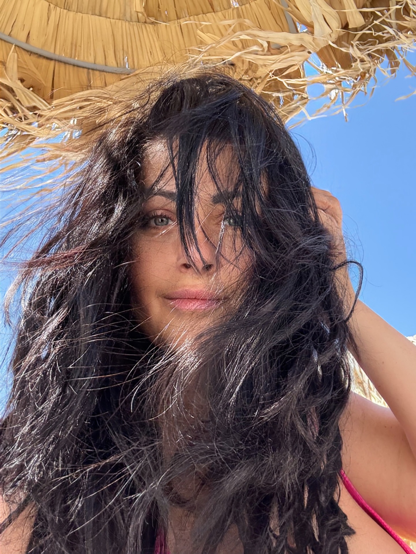 Imagini cu Gabriela Cristea în costum de baie, la plajă. Se bucură de o escapadă pe litoralul românesc alături de Tavi Clonda și fetițele lor