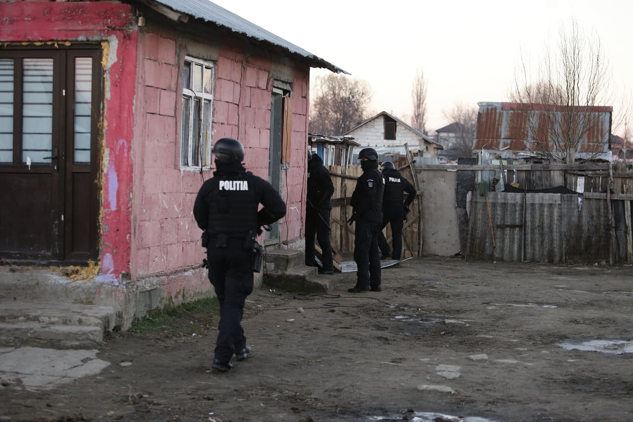 Percheziții la casele familiei agresorului de la Bolintin. Tânărul, adus la el acasă de poliție pentru o reconstituire