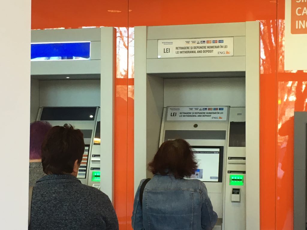 Bucureștenii au făcut cozi la bancomate în criză de coronavirus: „E al patrulea la care încerc”