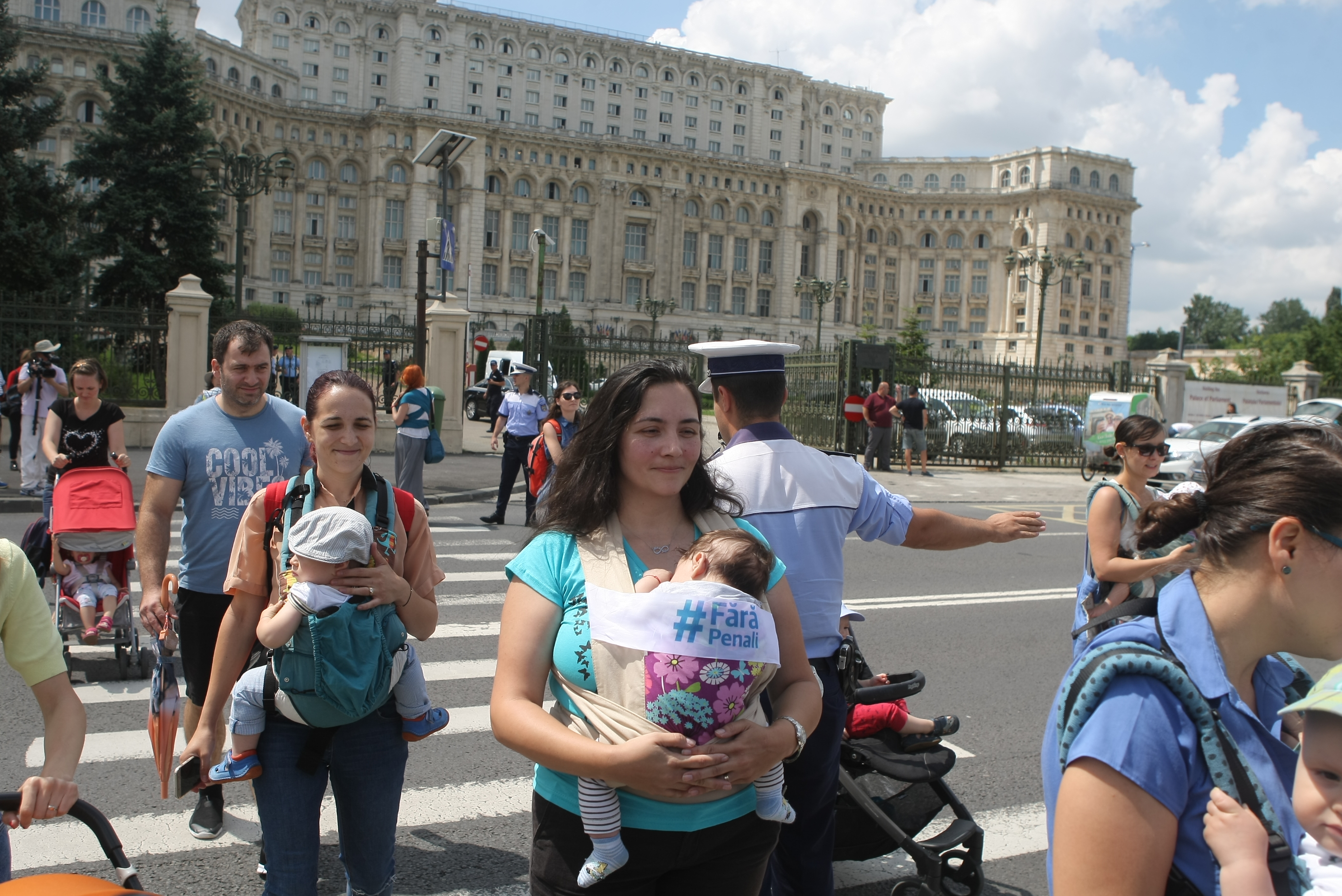 FOTO&VIDEO/ Protest al mamelor la Palatul Parlamentului. Au traversat încontinuu pe o trecere de pietoni din zona Parcului Izvor
