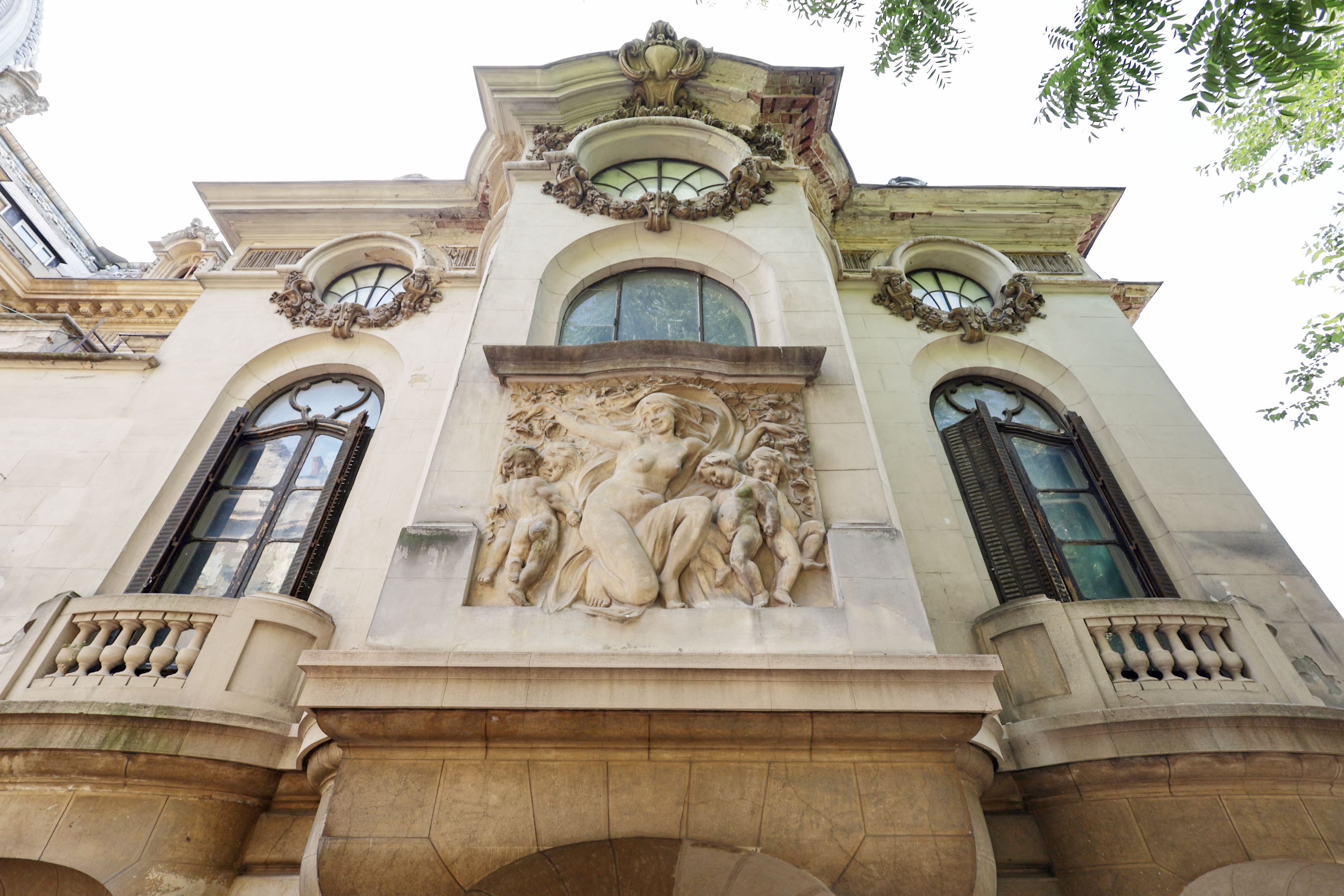 O bijuterie a Bucureștiului se luptă cu timpul, în timp ce restaurarea bate pasul pe loc