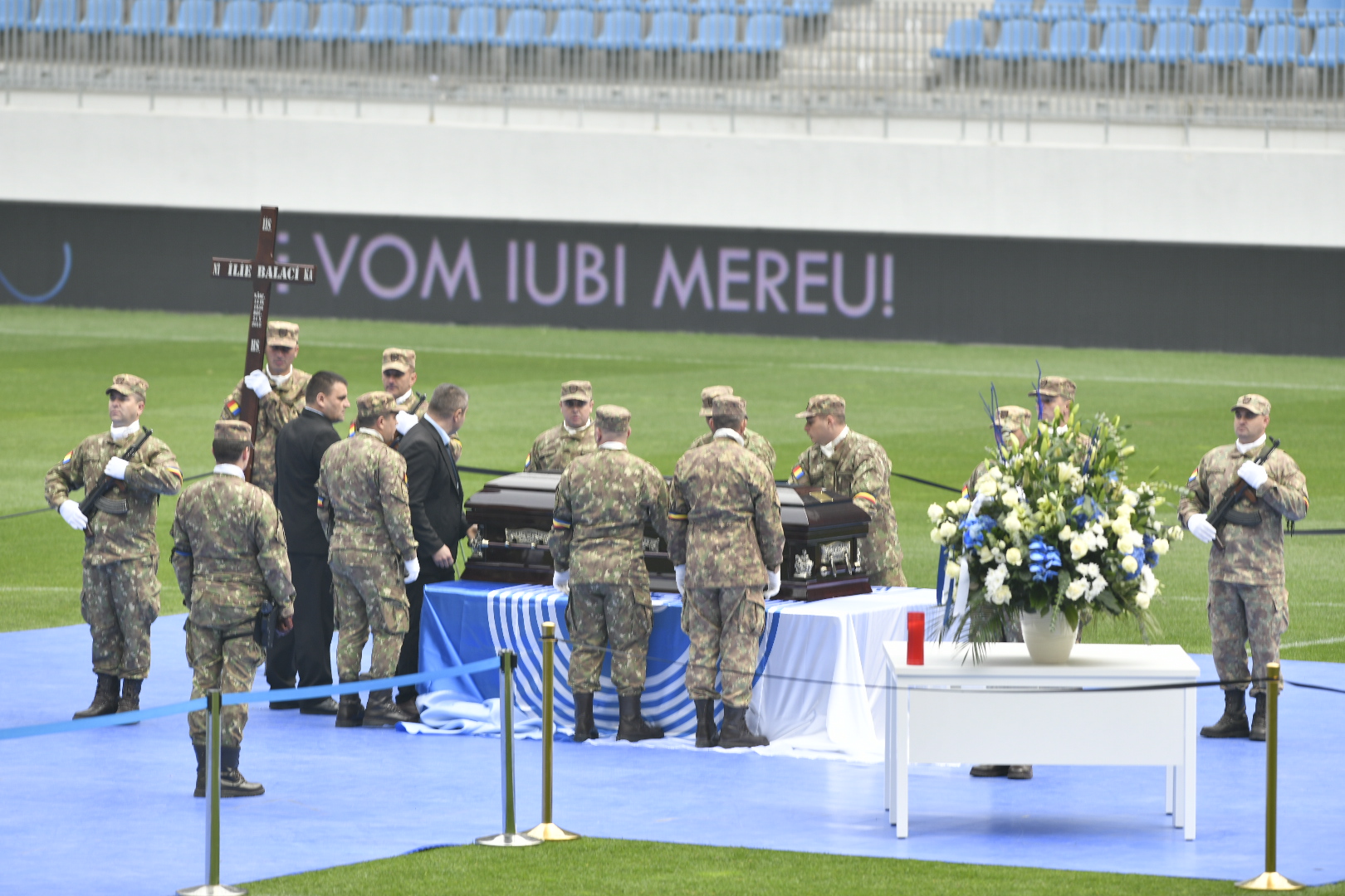 FOTO & VIDEO / Ilie Balaci a fost condus astăzi pe ultimul drum. Mama sa a leșinat! Momente tulburătoare la înmormântare
