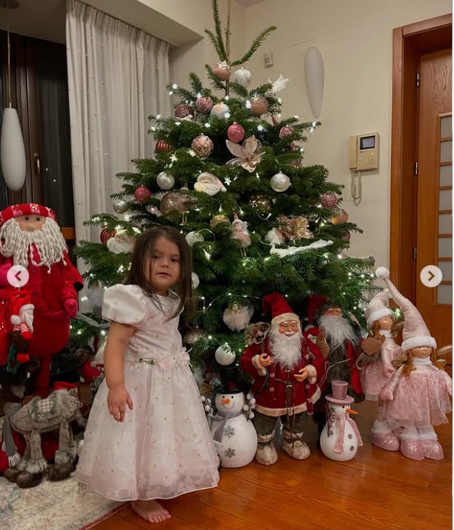 Imagini din sufrageria lui Codin Maticiuc, decorată de Crăciun. Îmbrăcate în ținute festive, fetițele lui l-au primit pe Moș Crăciun