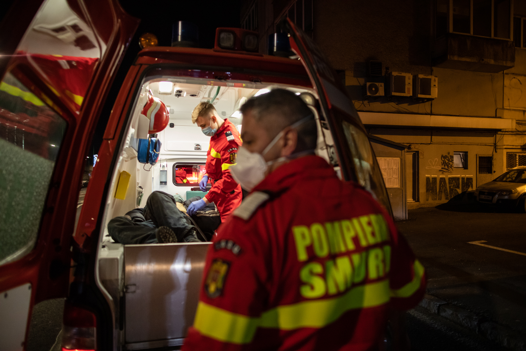 Noaptea dintre ani cu pompierii brașoveni: Cola, în loc de șampanie, și tânărul de 19 ani care n-a vrut să fie jandarm pentru a nu fi „împotriva cetățenilor”