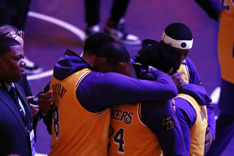 Omagii impresionante la primul meci al echipei LA Lakers după decesul lui Kobe Bryant. Jucătorii au lăsat două scaune goale pentru fostul star NBA și fiica lui Gianna