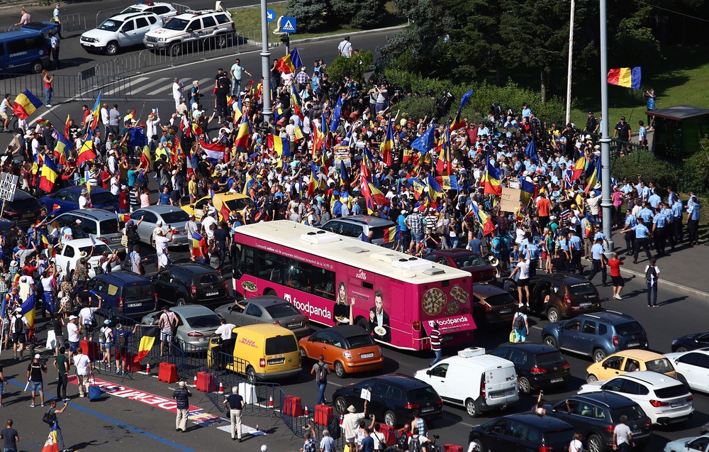 UPDATE. Război de stradă între jandarmi și huligani, în Piața Victoriei. 452 de persoane rănite / VIDEO&FOTO