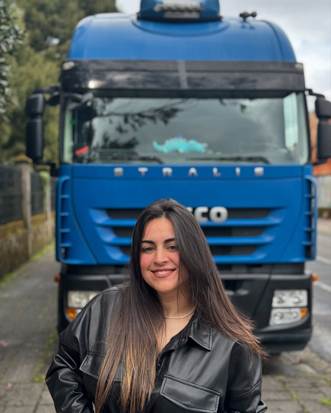 O tânără a renunțat la munca într-un depozit de fructe și s-a făcut șoferiță de TIR în Spania. Au convins-o camionagiii care descărcau mărfurile