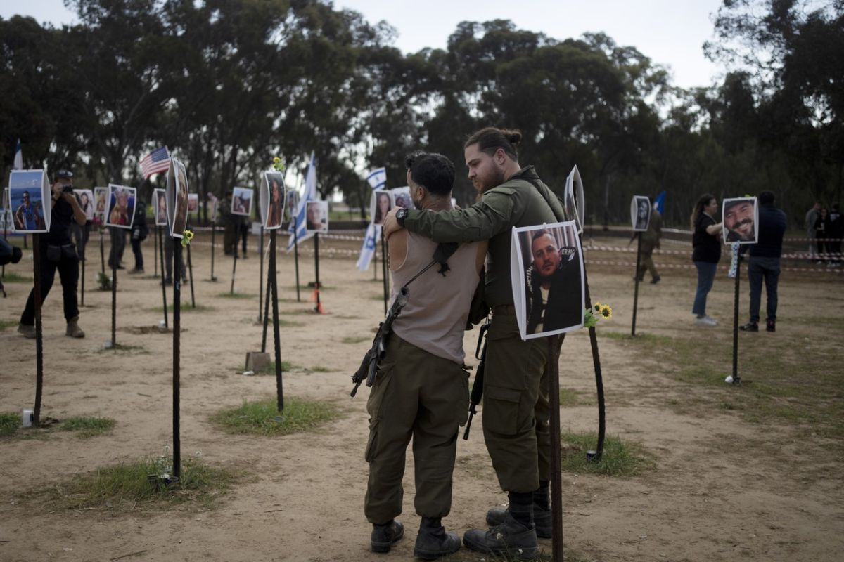 „E ca și cum timpul s-ar fi oprit”. Rudele israelienilor răpiți sau uciși la festivalul Nova au revenit la locul masacrului la trei luni de la atacul Hamas
