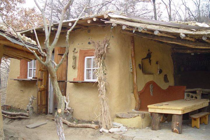 REPORTAJ/Ileana Mavrodin, arhitecta care a proiectat ”Castelul de lut din Valea Zânelor”, își dezvăluie secretele. Povestea caselor ”mângâiate”!