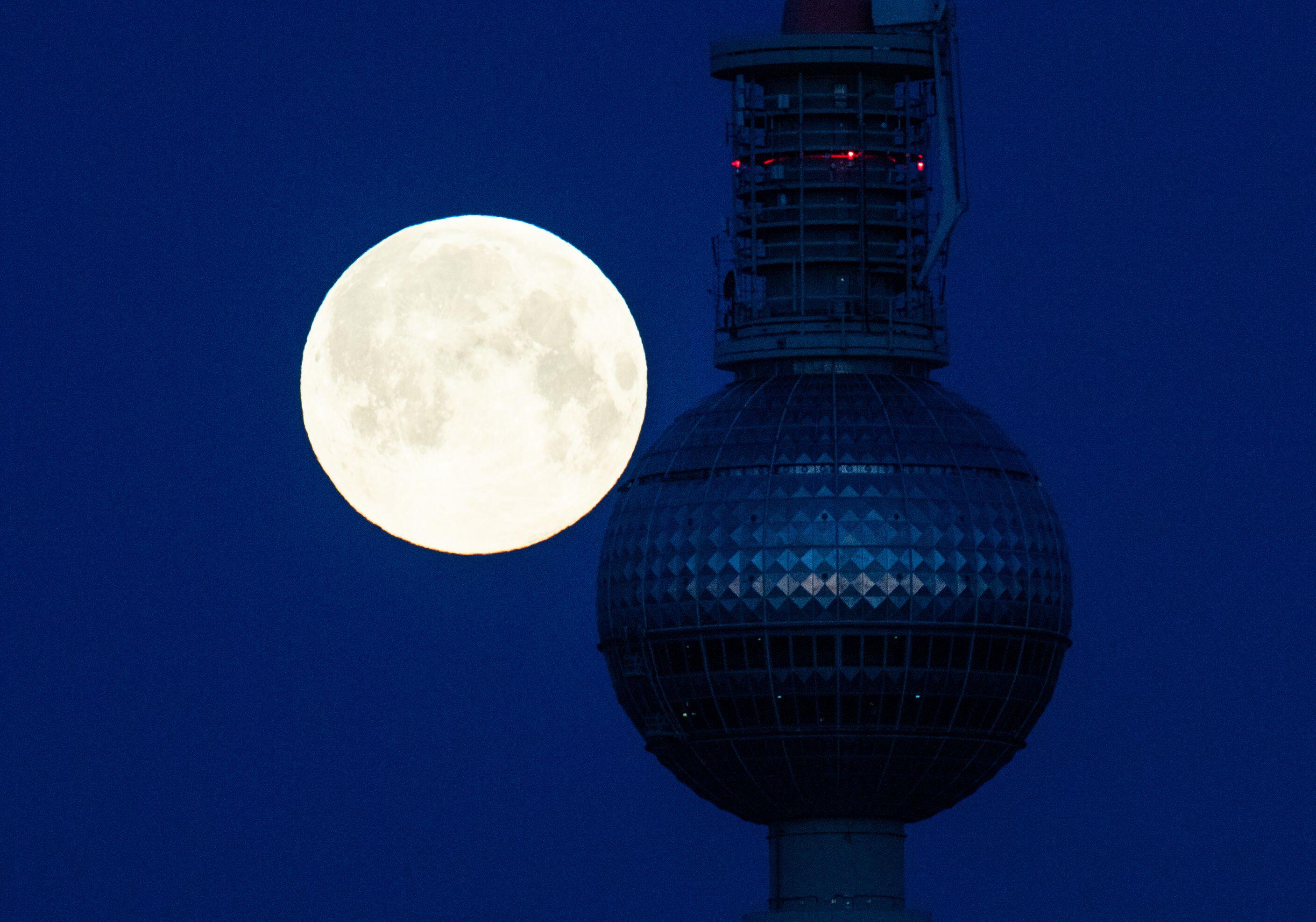 Spectacol pe cer cu superluna roz. Cum a fost surprins fenomenul în imagini