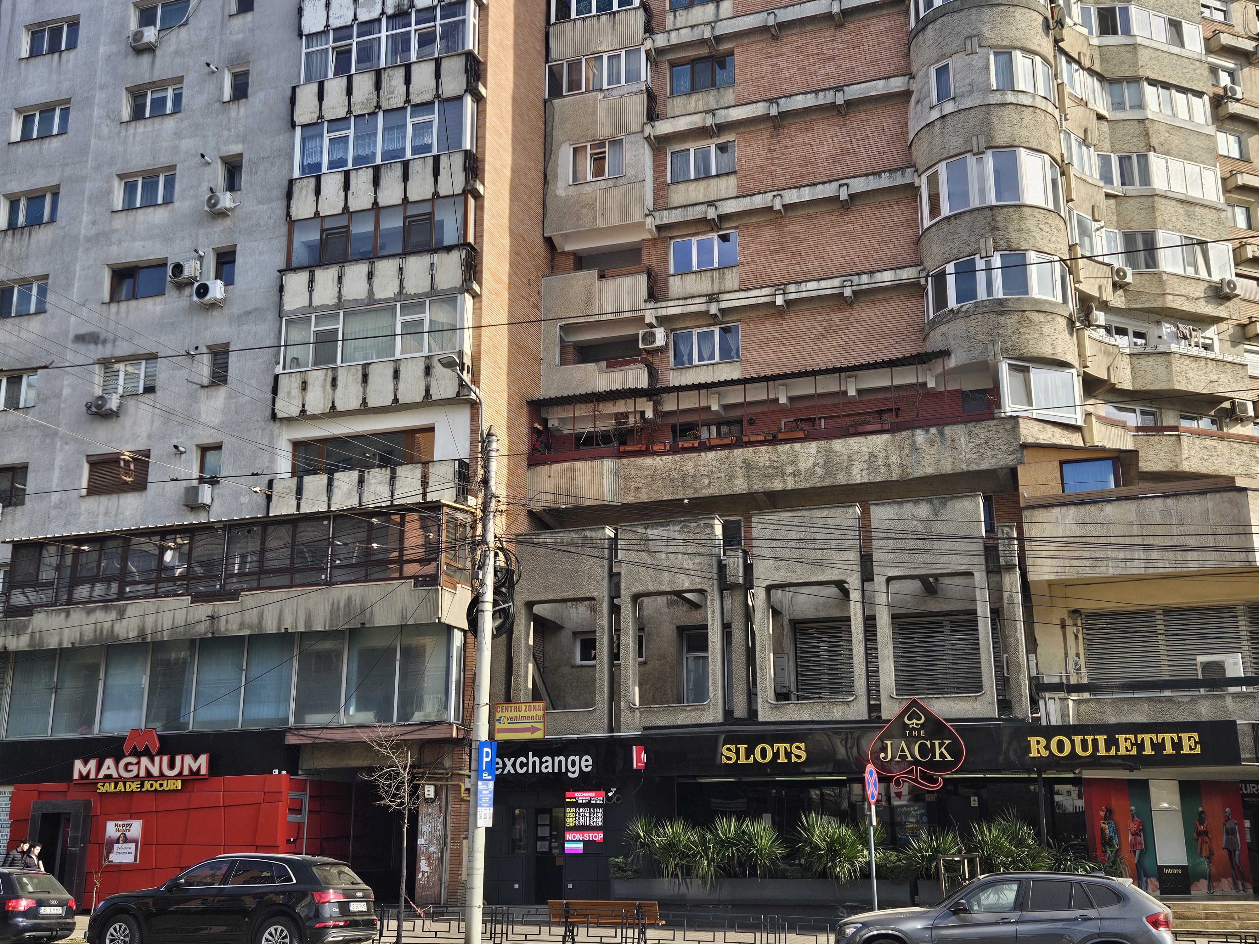 Industria jocurilor de noroc amenință cu procese la Iași, în timp ce primăria pregătește interzicerea păcănelelor. Mizele unui proiect vulnerabil juridic