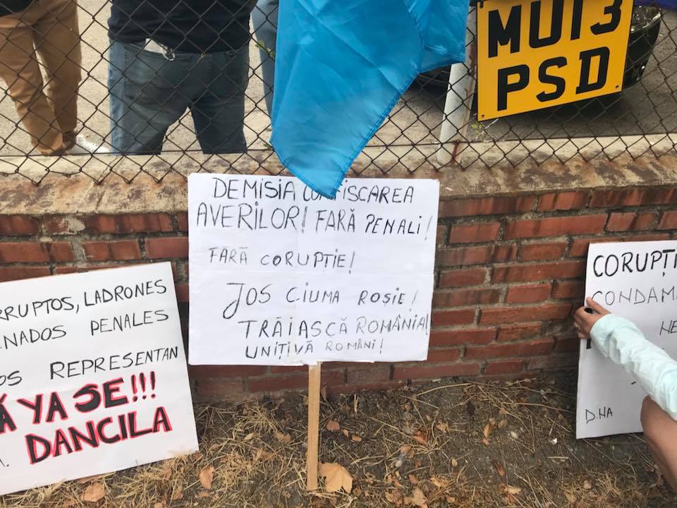 Românii din Spania o primesc pe Viorica Dăncilă cu pancarte și mesaje împotriva penalilor. „Corupţii, hoţii şi condamnaţii penal nu ne reprezintă”